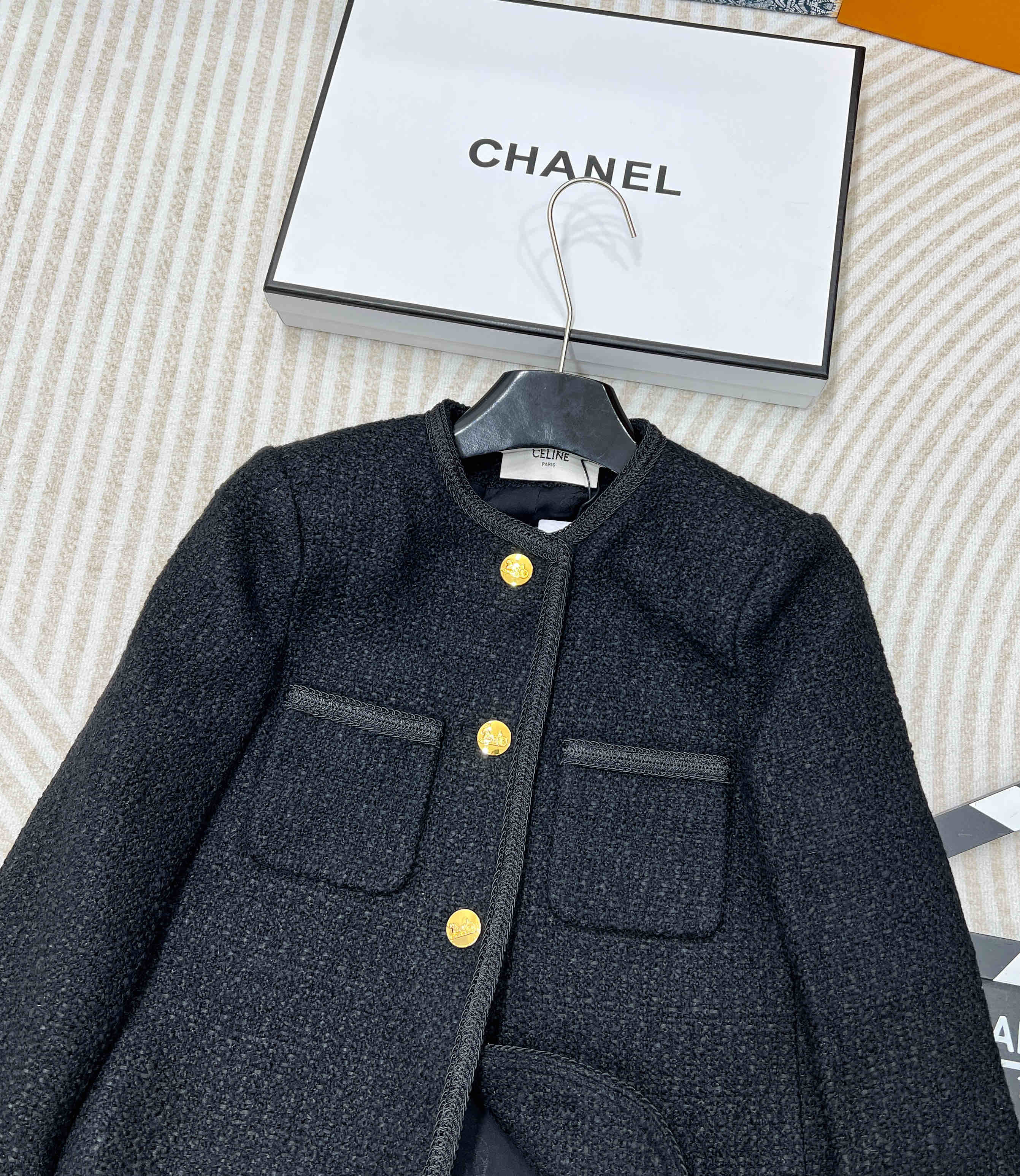Celine 黑金粗花呢外套🖤历经调改了7次的版型⚠️⚠️终于出大货了！挺括有型 人人都可以穿出直角肩！