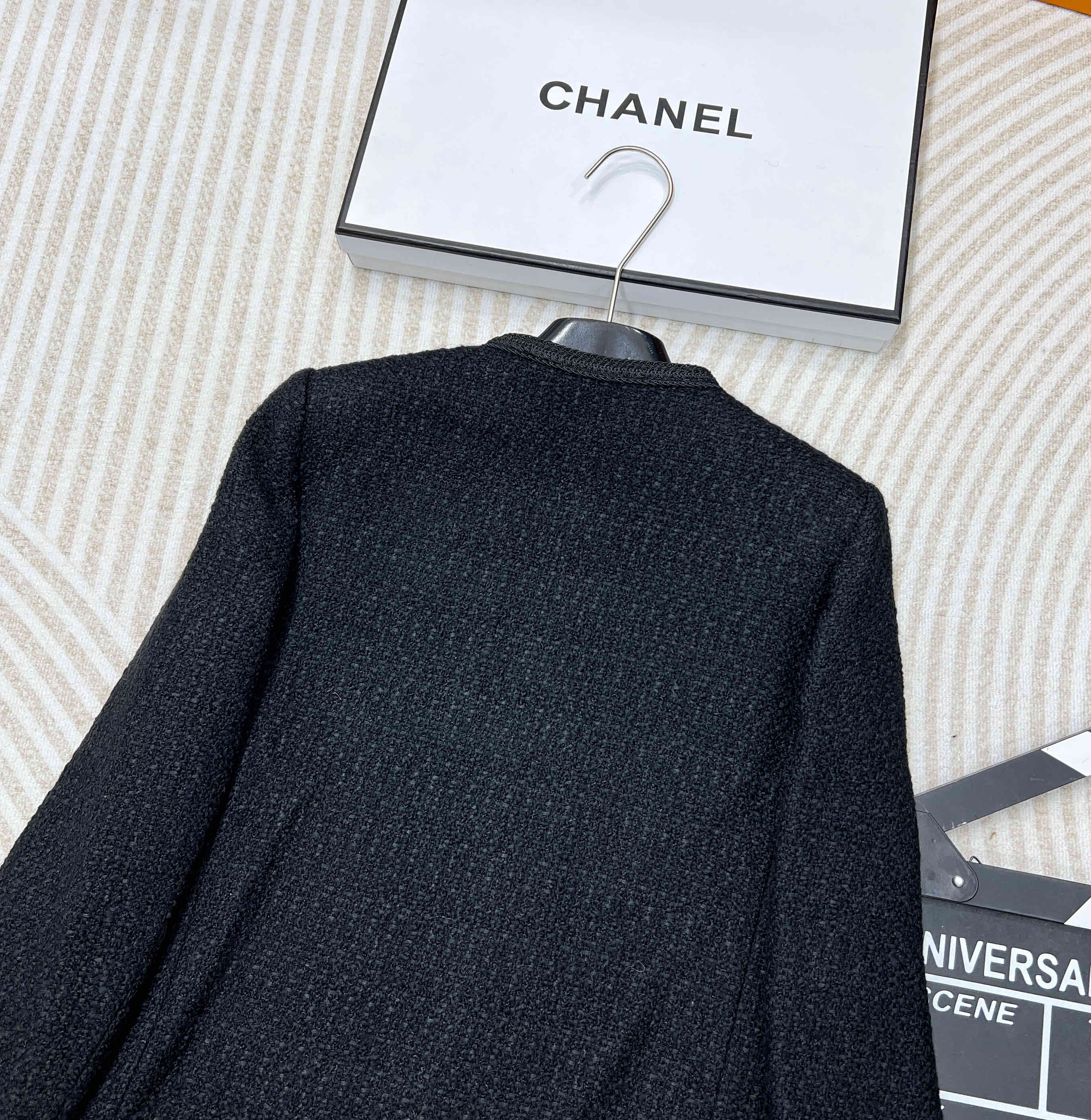 Celine 黑金粗花呢外套🖤历经调改了7次的版型⚠️⚠️终于出大货了！挺括有型 人人都可以穿出直角肩！