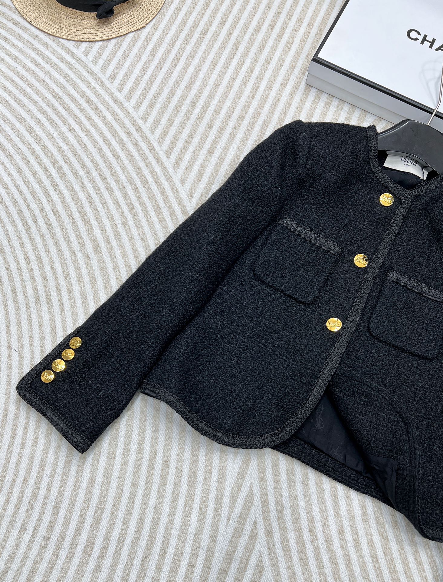 Celine 黑金粗花呢外套🖤历经调改了7次的版型⚠️⚠️终于出大货了！挺括有型 人人都可以穿出直角肩！