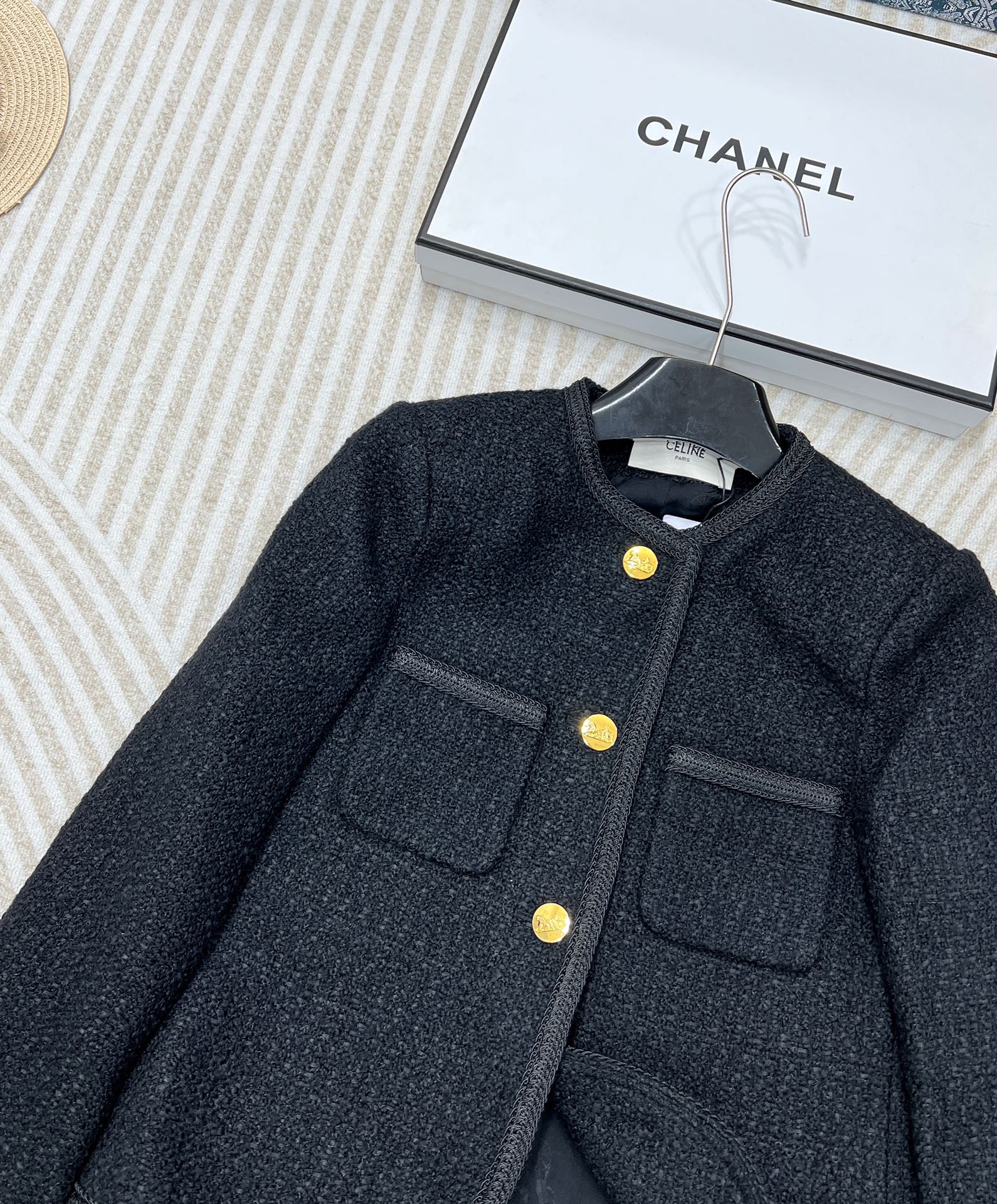 Celine 黑金粗花呢外套🖤历经调改了7次的版型⚠️⚠️终于出大货了！挺括有型 人人都可以穿出直角肩！