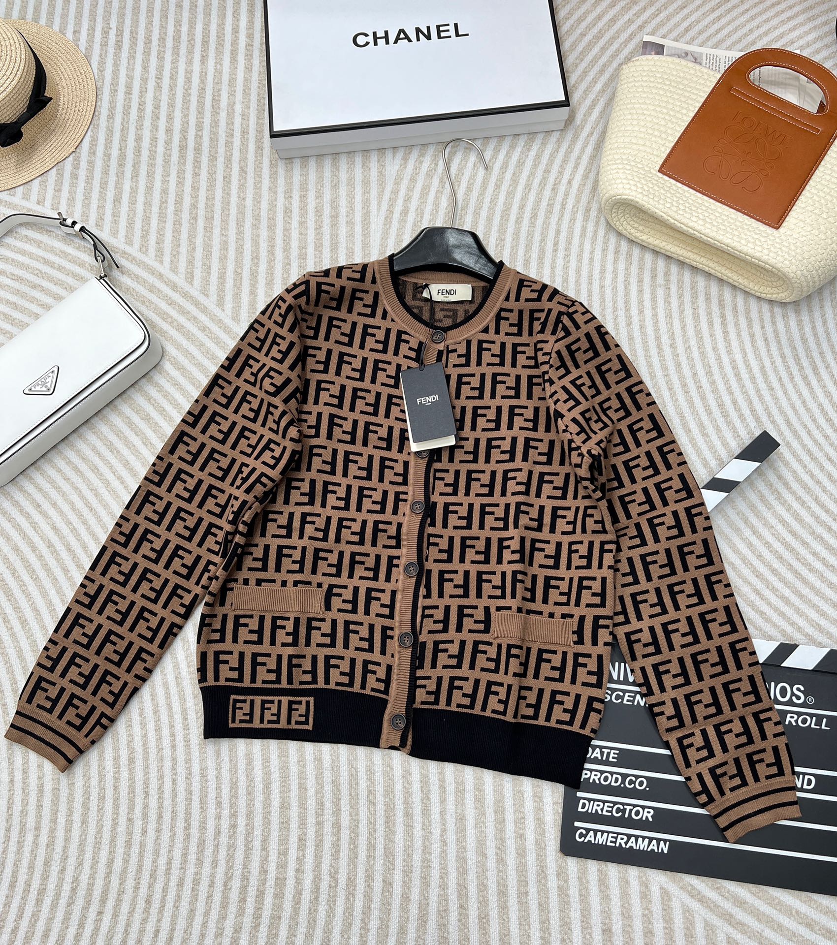 NO:325361,Fend* Fendi double f letter knitted cardigan, fried chicken series, full of letter logo patterns, unique, elegant, elegant and elegant, classic three-dimensional tailoring, full of feminine charm, clothes feel good and wear-resistant, imported from Germany, essential for spring and autumn, styles that are durable and not easy to get out of date Size sml code, fendi, fendi, alexander wang19860909Fend*芬迪双f字母针织开衫 炒鸡爆的系列,满身的字母logo图案标新立异 高级感的咖色显肤白高贵典雅大气上档次 经典的立体剪裁设尽显女性魅力 衣服手感很好,耐磨性也很好 德国进口机制造 春秋必备 耐看不容易过时的款式 尺码sml 编码,,fendi,fendi,alexander wang,Women's clothing