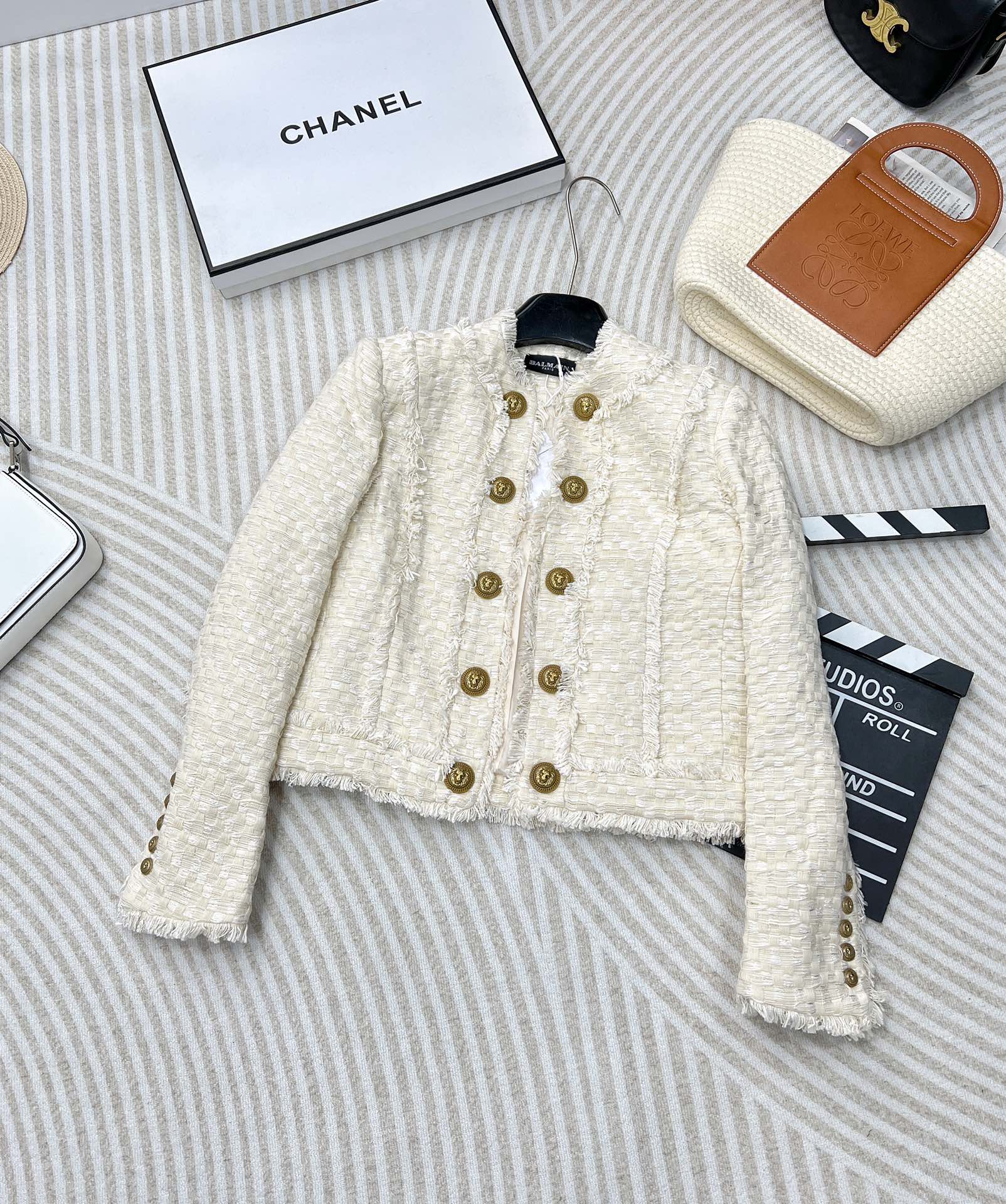 NO:335852,* Balmain high-end tweed jacket yb original custom fabric, three-dimensional tailoring perfect shaping, waist-hugging and slimming handmade wool trim retro lion head decoration elegant high-end and large, especially white skin and age-reducing and fashionable, fashion blogger same style, large-scale products~ Size sml code, balmain, jackets & coats, alexander wang19860909* 巴尔曼高级粗花呢外套yb原版定制面料 立体剪裁完美塑形,收腰显瘦手工毛边饰边复古狮子头装饰优雅高级又大,特别显皮肤白减龄又时尚,时尚博主同款,大货出～ 尺码sml 编码,,balmain,jackets & coats,alexander wang,Women's clothing