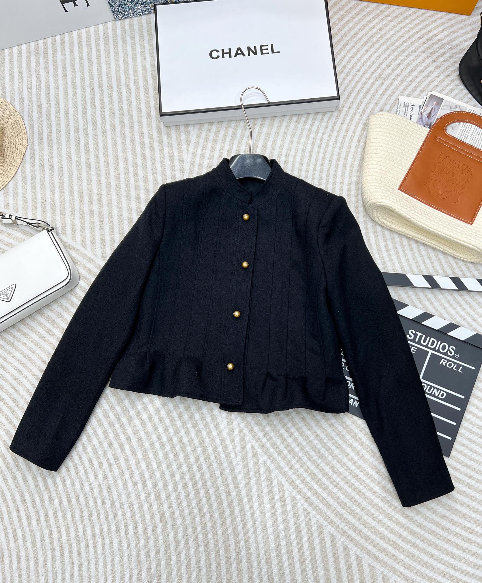 NO:313127,DiorSS new product stand-up collar pleated lace jacket Customized YB imported face material The process gives a clear texture and a more advanced visual experience. The vertical line of the vertical line is treated with single row of golden plaid buttons to show high-end style and increase the overall sense of layering. The ruffled clothes hem shows the temperament of the famous lady on the upper body. Slim fit style. A neat line of lines. A high-end versatile jacket with autumn and winter. Customized face accessories. The two colors are found in the correct version~ Size sml code D2,,dior,jackets & coats,alexander wang19860909DiorSS新品上架立领百褶花边小外套 定制YB进口人面材质 工艺处理呈现出肌理明显质感 视觉更为高级 立领竖条压线处理 单排金色襟扣点缀 展现高级格调 增加整体层次感 荷叶边衣摆 上身尽显名媛气质 修身版型 穿出利落线条感 秋冬高级感气质百搭外套 定制面辅料 认准版本两色出～ 尺码sml 编码D2,,dior,jackets & coats,alexander wang,Women's clothing