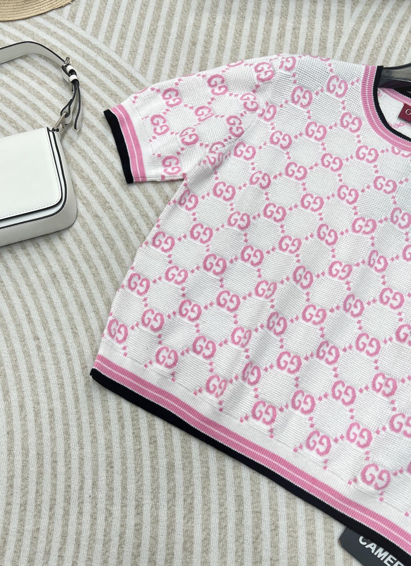 🆕Gucci2024SS新款粉色提花针织上衣，非常精致的立体双G提花，粉白相间，少女心爆棚，青春活力，撞