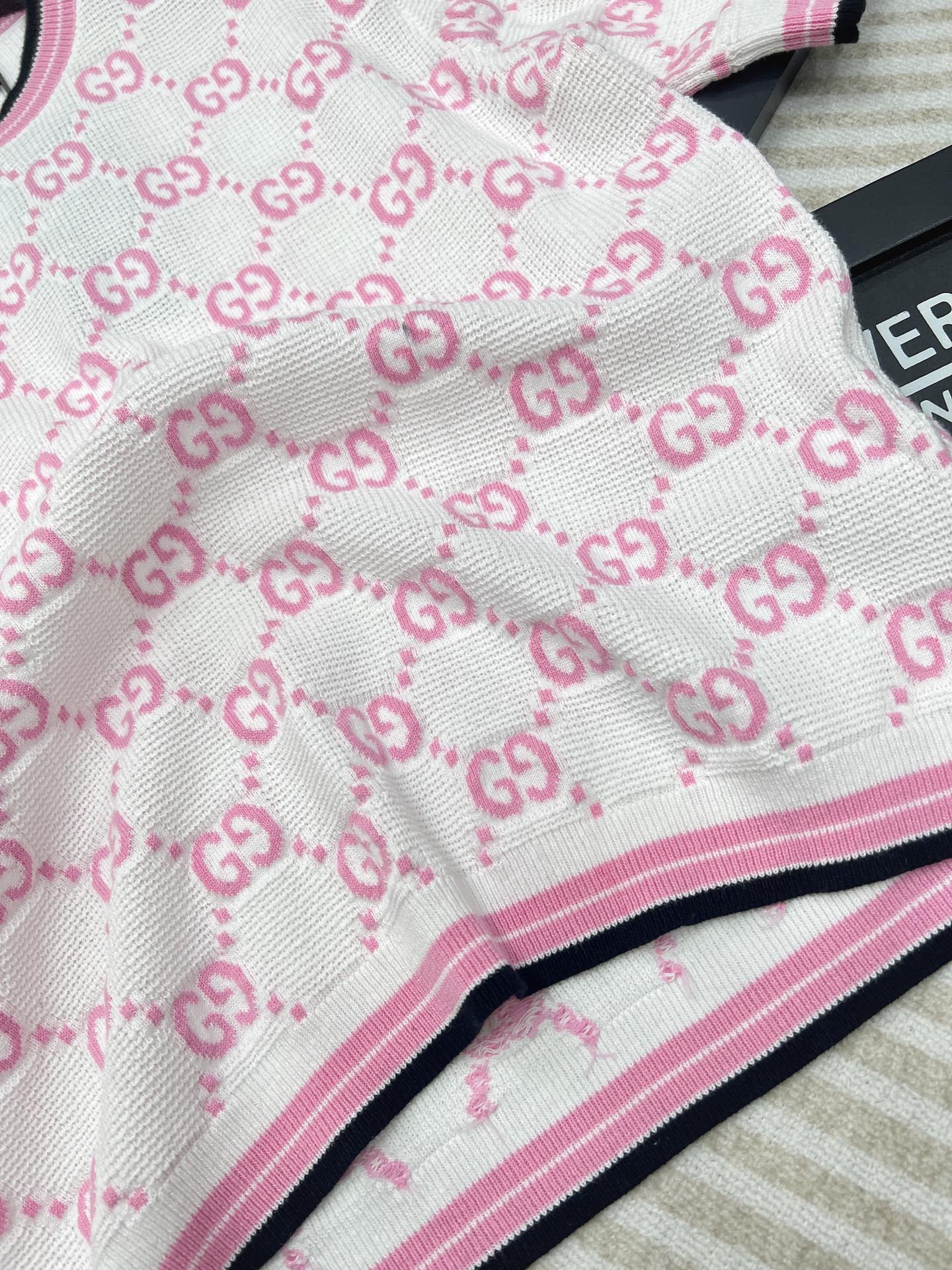 🆕Gucci2024SS新款粉色提花针织上衣，非常精致的立体双G提花，粉白相间，少女心爆棚，青春活力，撞