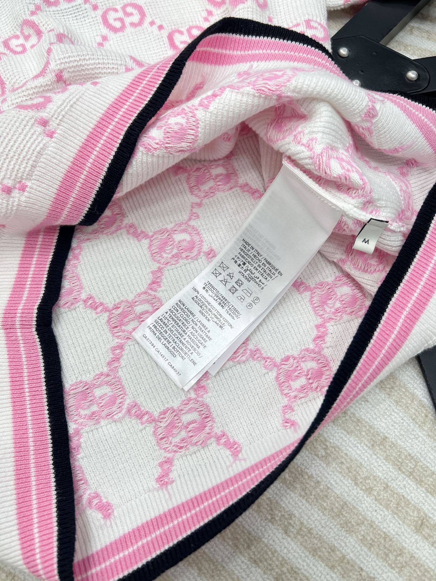 🆕Gucci2024SS新款粉色提花针织上衣，非常精致的立体双G提花，粉白相间，少女心爆棚，青春活力，撞