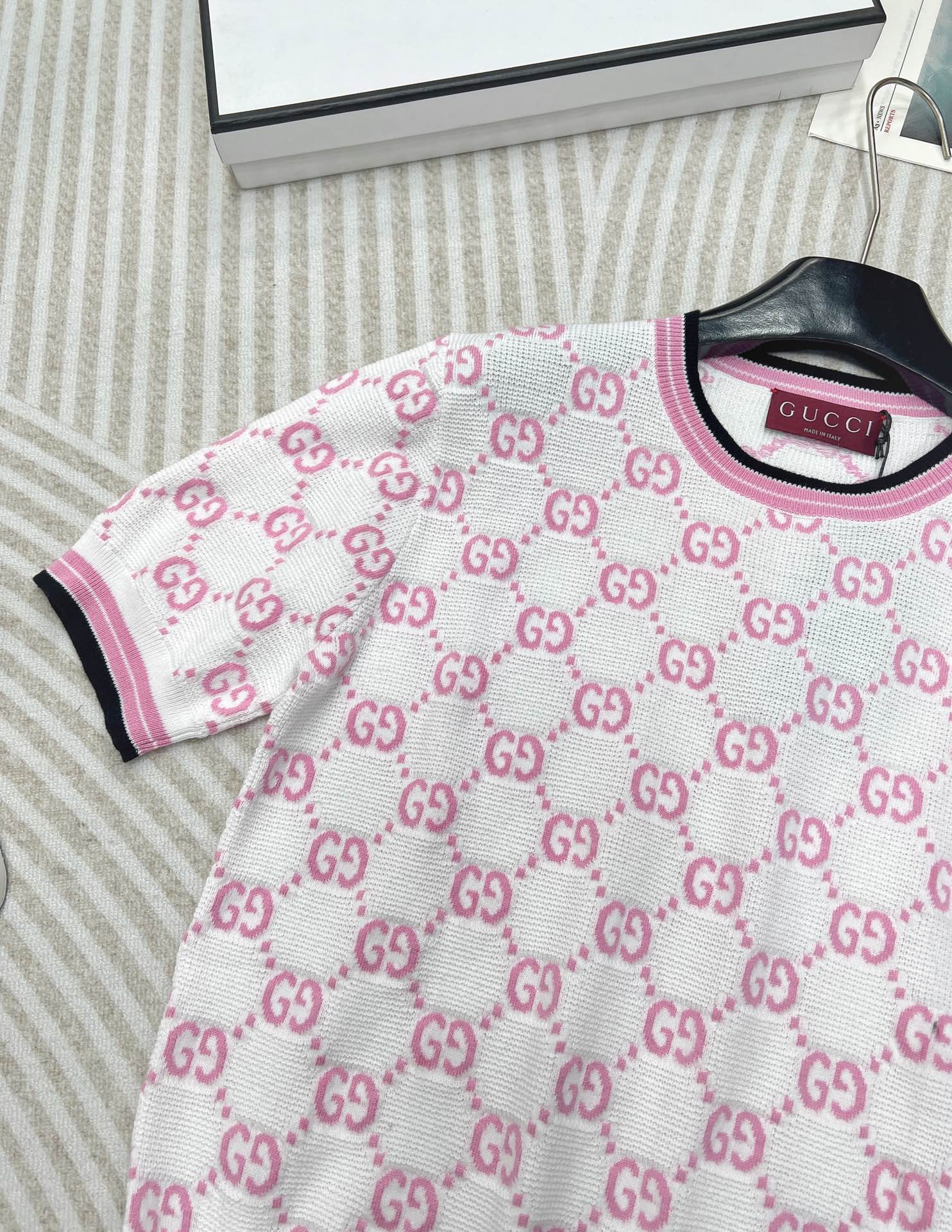 🆕Gucci2024SS新款粉色提花针织上衣，非常精致的立体双G提花，粉白相间，少女心爆棚，青春活力，撞