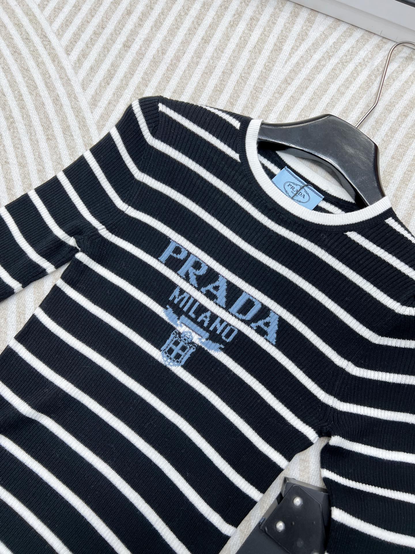 🆕 PRADA24SS条纹字母修身羊毛针织衫，高级条纹修身小短款针织上衣 定制羊毛纱线细腻舒服，很清爽的