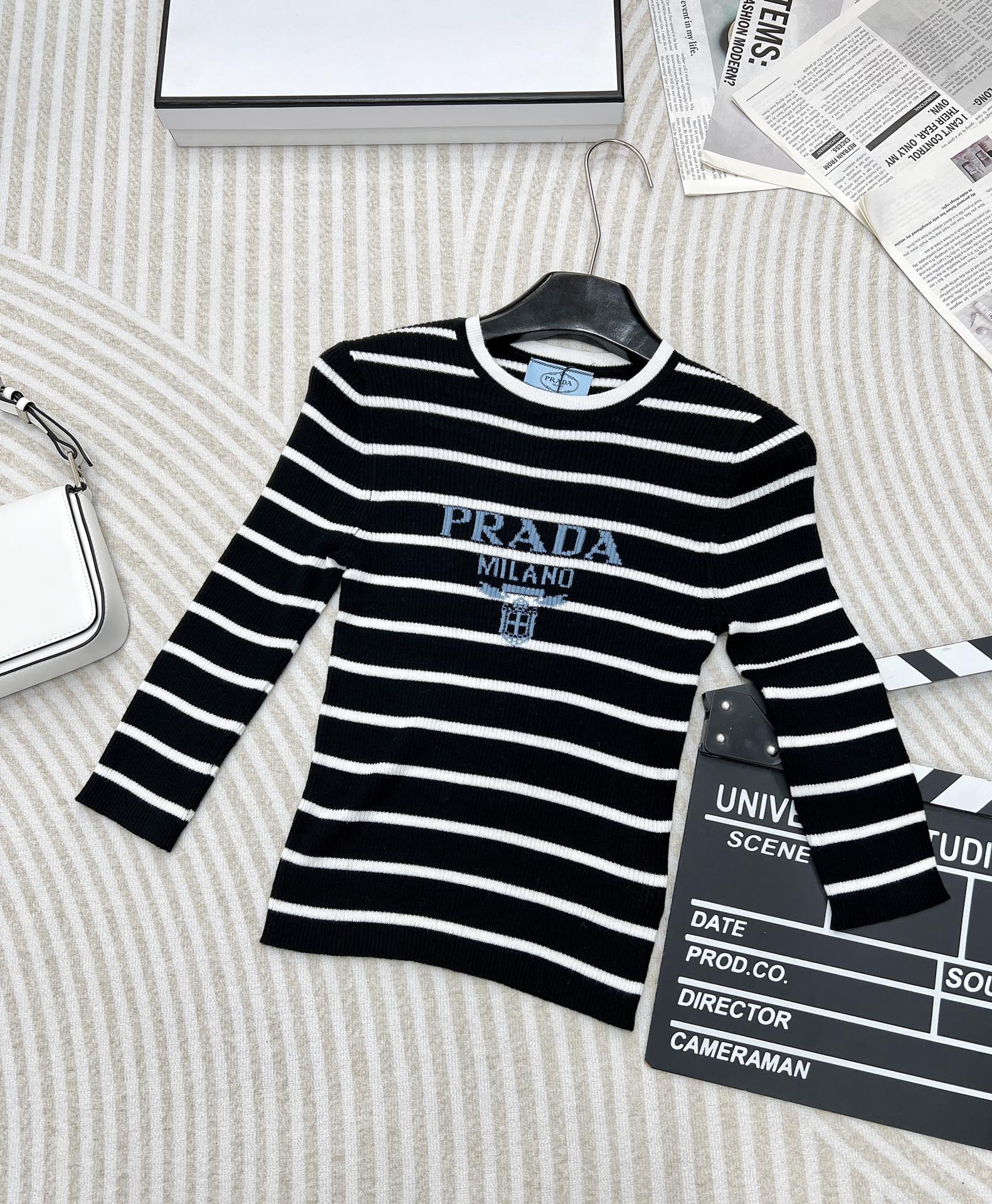 NO:323661,PRADA24SS striped letters slim wool sweater, high-end striped slim short knitted top. Customized wool yarn is delicate and comfortable, and it is very refreshing. Positioned and embedded logo is elegant and small round neck contrasting color. The design is minimalist, fashionable and elegant!  The craftsmanship of the pit, the classic style is not picky. The middle sleeve is so fragrant and beautiful for those with flesh on the shoulders~ Sisters with flesh on the upper body must try it on the upper body. The slim fit style covers the flesh and is a great slim figure. It is really high-end!  Soft and glutinous fabric makes you look slim and figure~ Size sml code, prada, alexander wang19860909PRADA24SS条纹字母修身羊毛针织衫,高级条纹修身小短款针织上衣 定制羊毛纱线细腻舒服,很清爽的感觉 定位崁花logo气质小圆领撞色 设计极简风,时髦优雅！坑条工艺,经典版型不挑人 中袖对于肩膀有肉的人,实在是太香太美好了~ 上半身有肉肉的姐妹,一定要上身试一下 修身版型巨遮肉 修身身材一绝 真的很高级！软软糯糯面料显瘦显身材～ 尺码sml 编码,,prada,alexander wang,Women's clothing