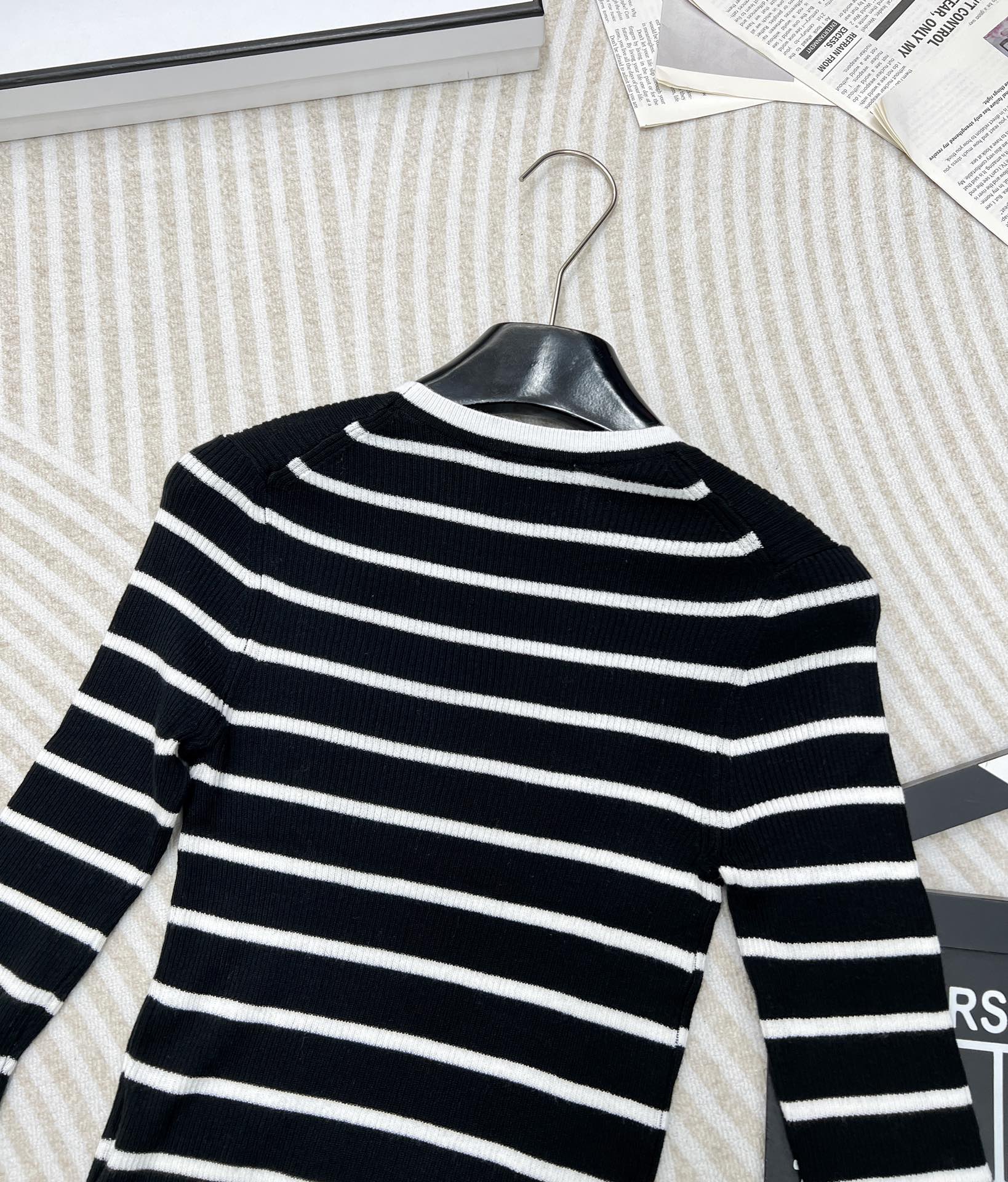 🆕 PRADA24SS条纹字母修身羊毛针织衫，高级条纹修身小短款针织上衣 定制羊毛纱线细腻舒服，很清爽的