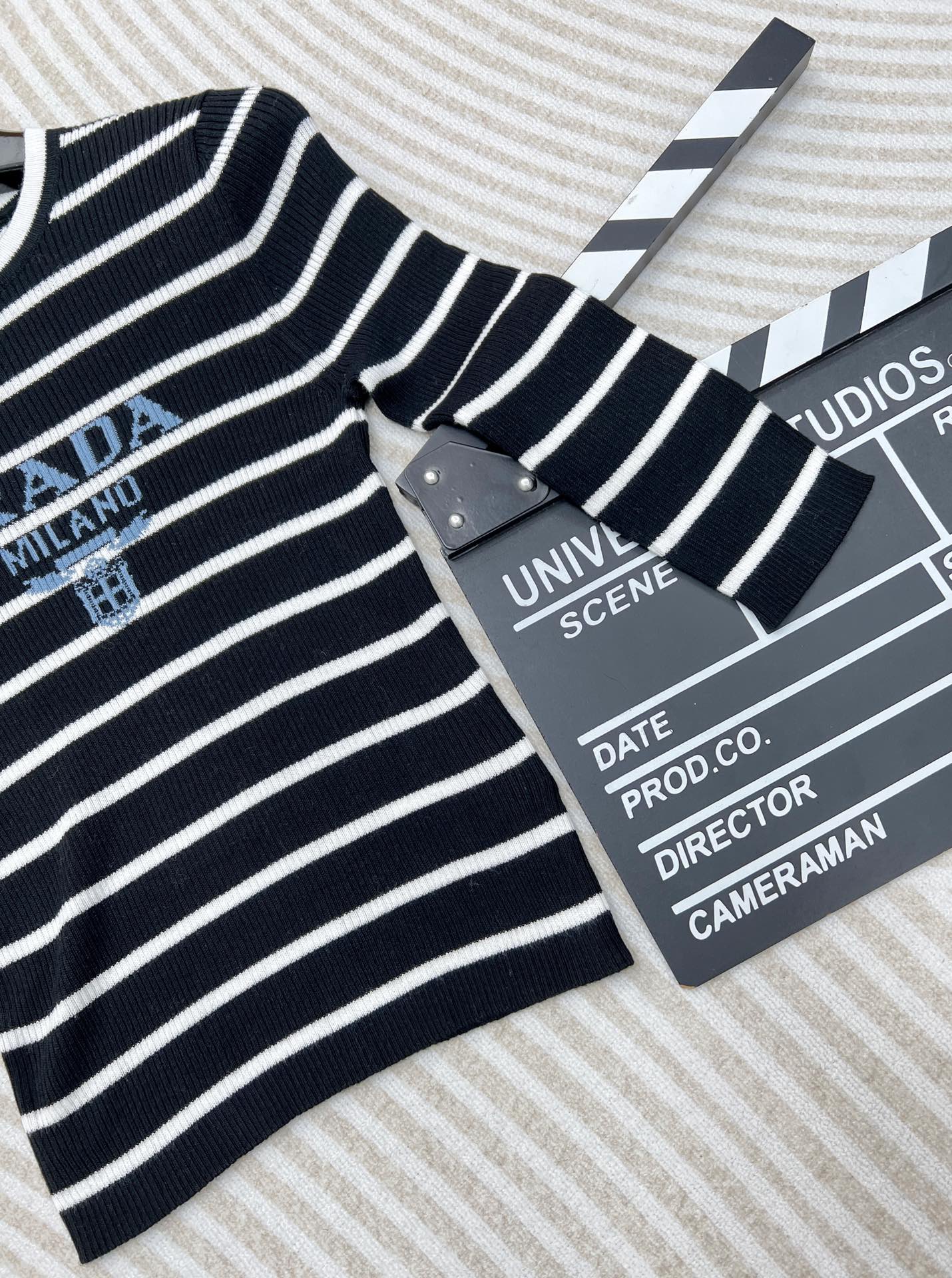 🆕 PRADA24SS条纹字母修身羊毛针织衫，高级条纹修身小短款针织上衣 定制羊毛纱线细腻舒服，很清爽的