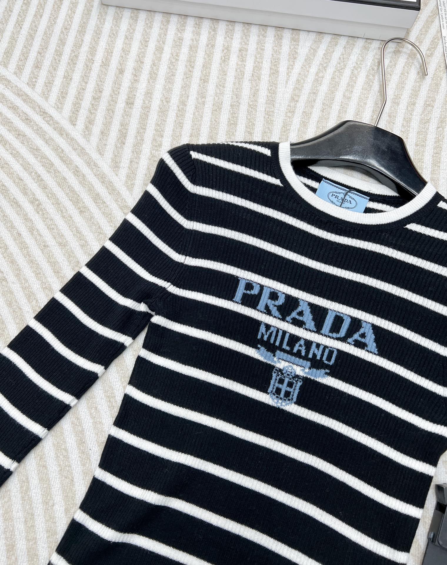 🆕 PRADA24SS条纹字母修身羊毛针织衫，高级条纹修身小短款针织上衣 定制羊毛纱线细腻舒服，很清爽的