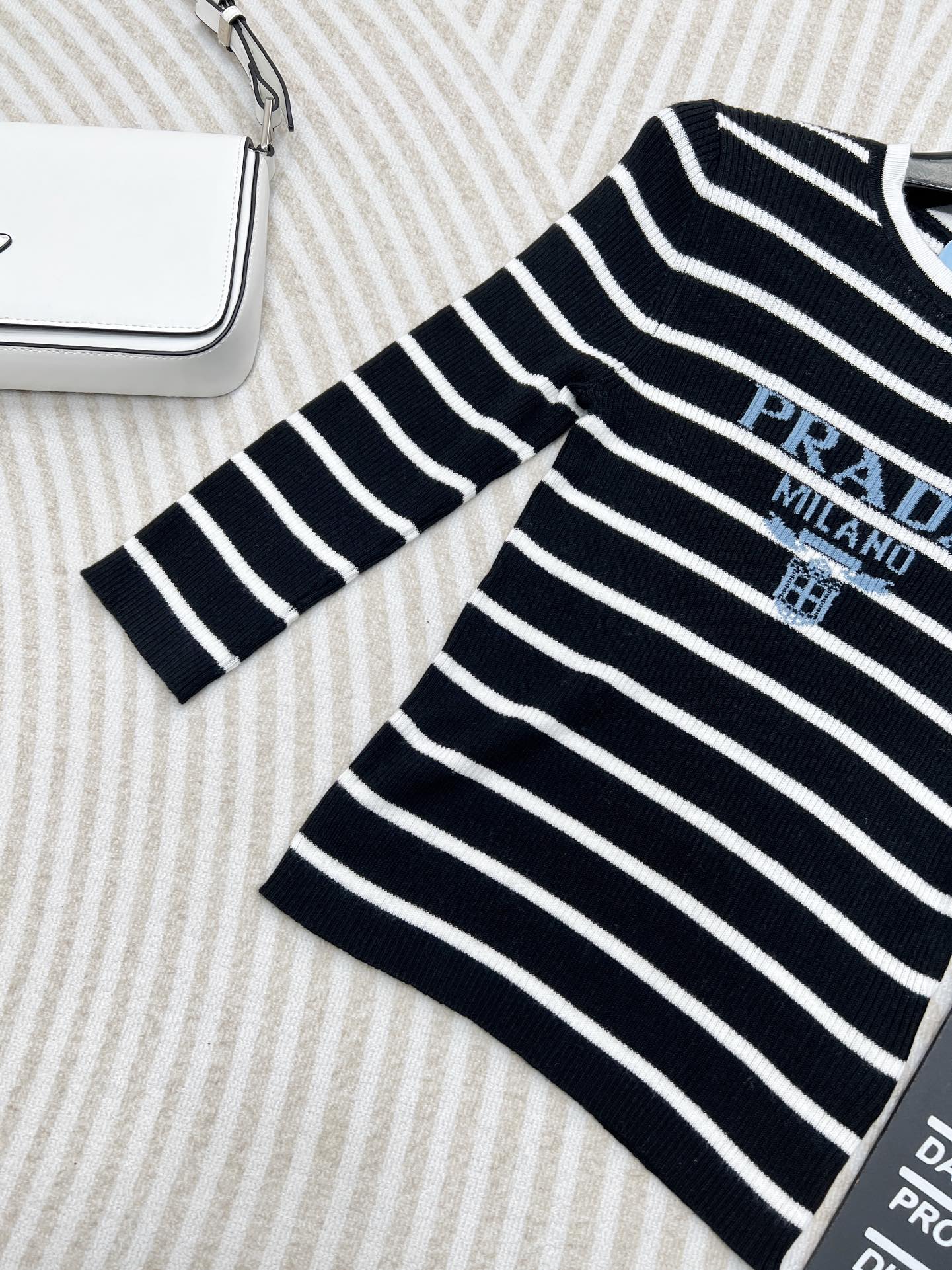 🆕 PRADA24SS条纹字母修身羊毛针织衫，高级条纹修身小短款针织上衣 定制羊毛纱线细腻舒服，很清爽的