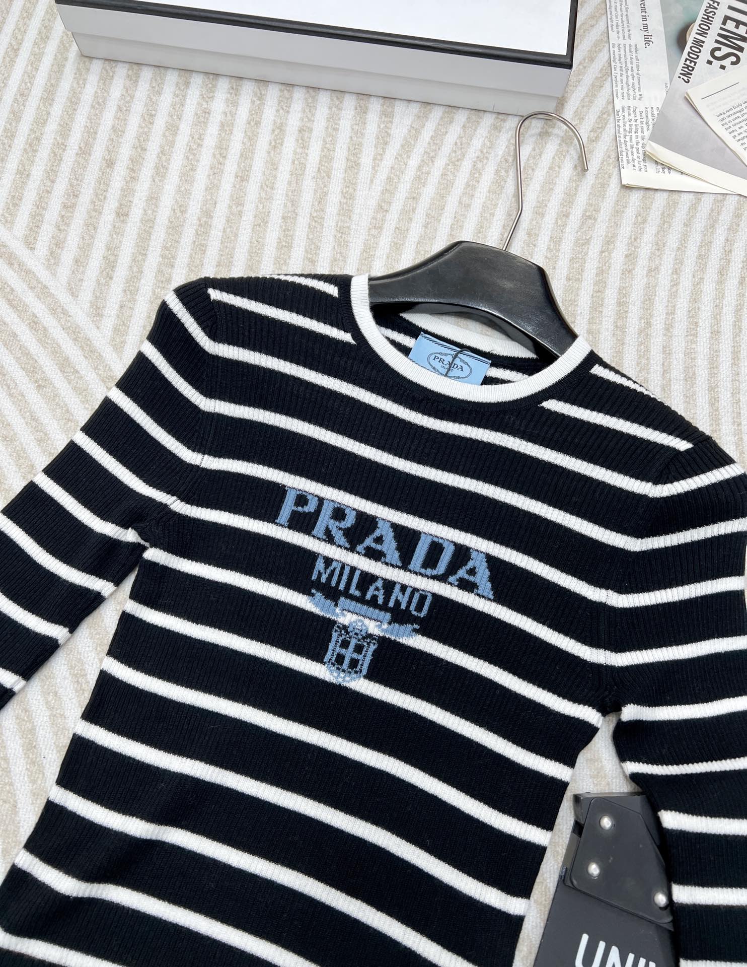 🆕 PRADA24SS条纹字母修身羊毛针织衫，高级条纹修身小短款针织上衣 定制羊毛纱线细腻舒服，很清爽的