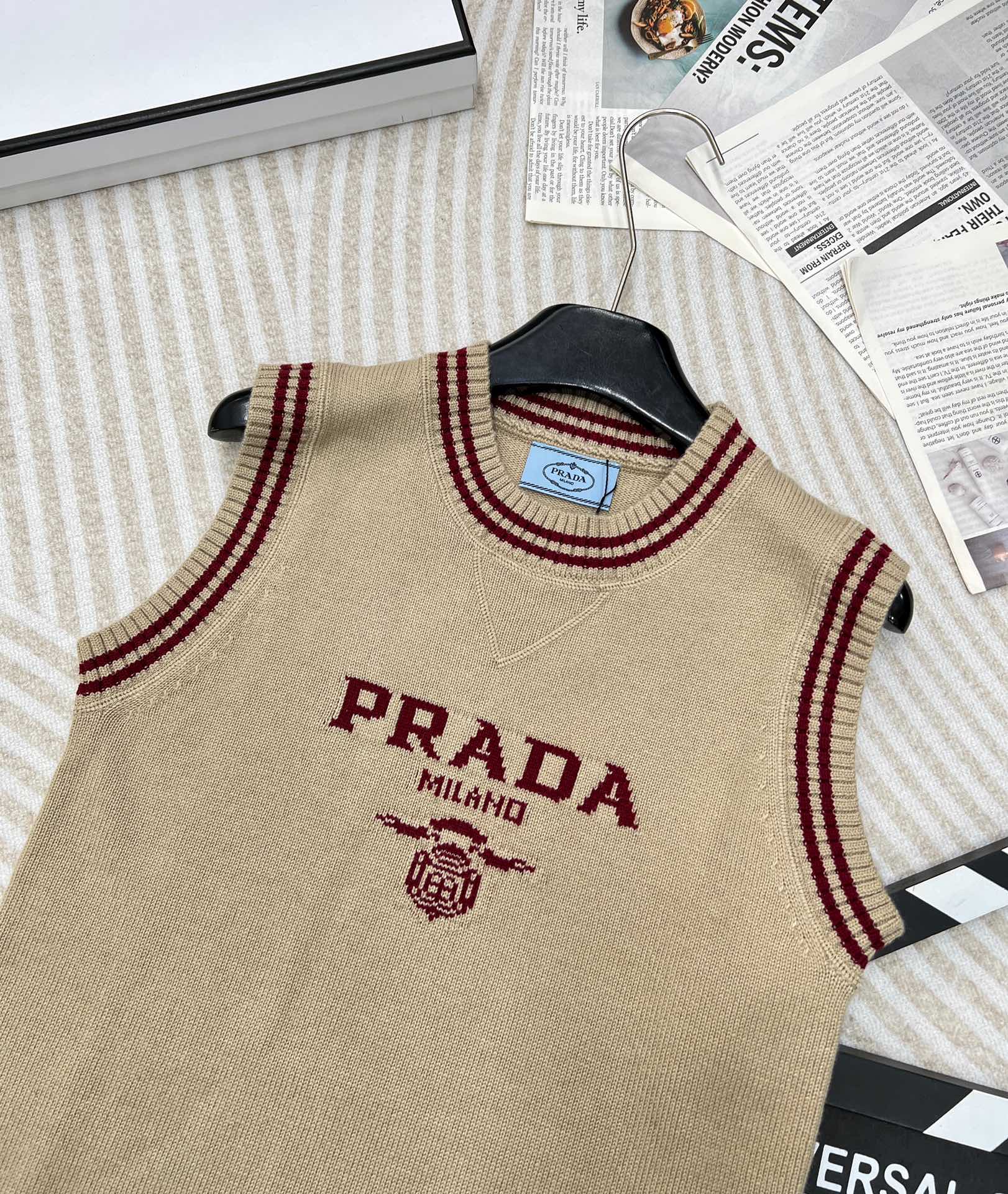 Prada2024SS早秋新款字母提花圆领针织马甲定制YB羊毛针织面料舒适柔软质感十足撞色字母马甲剪裁袖