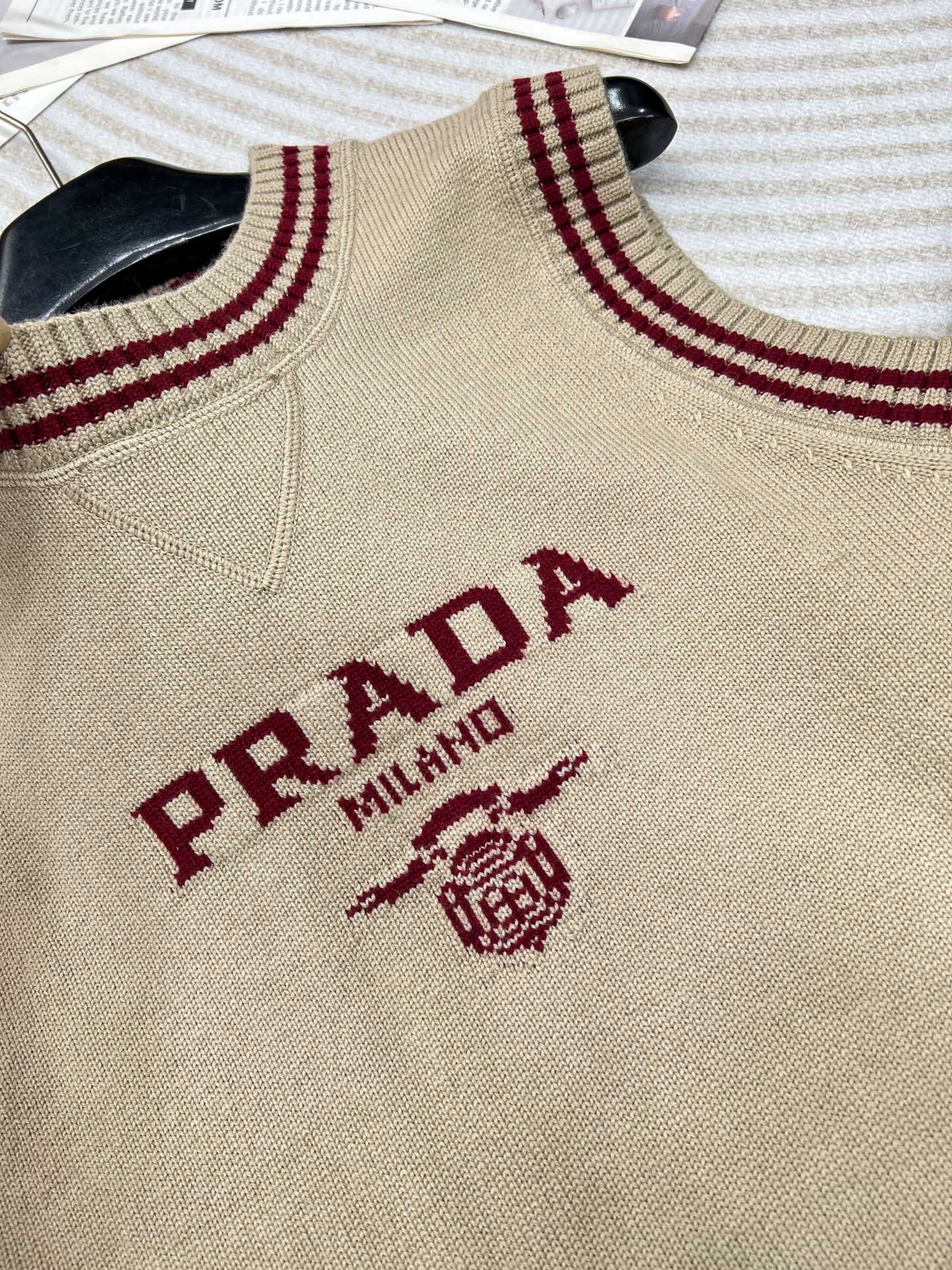 Prada2024SS早秋新款字母提花圆领针织马甲定制YB羊毛针织面料舒适柔软质感十足撞色字母马甲剪裁袖