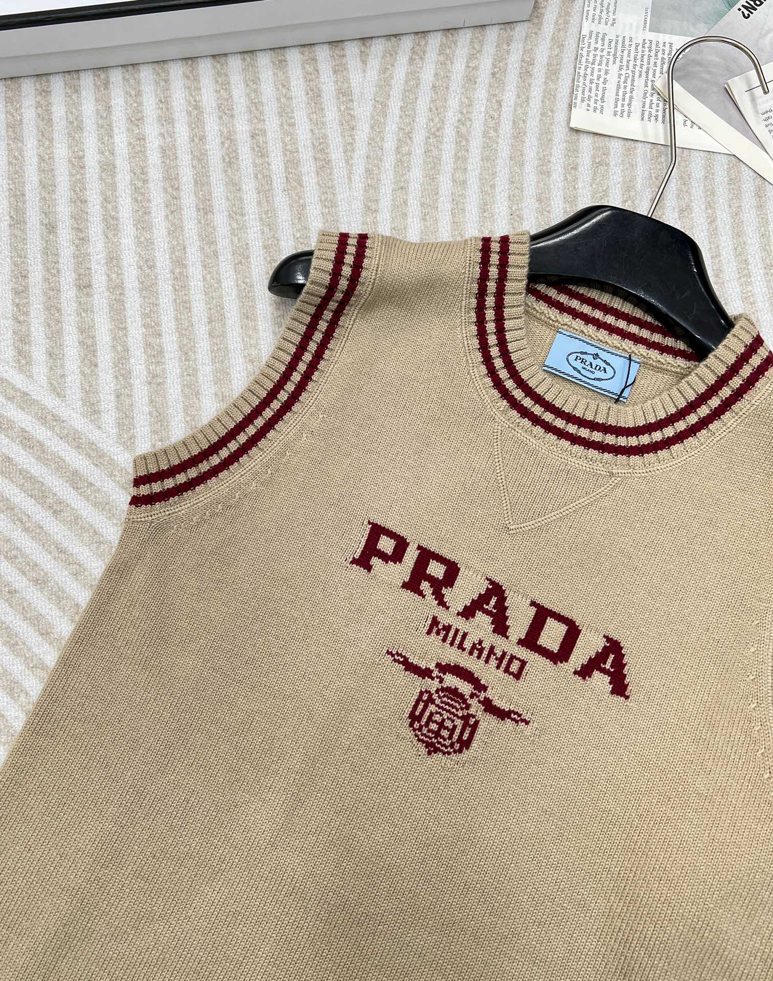 Prada2024SS早秋新款字母提花圆领针织马甲定制YB羊毛针织面料舒适柔软质感十足撞色字母马甲剪裁袖