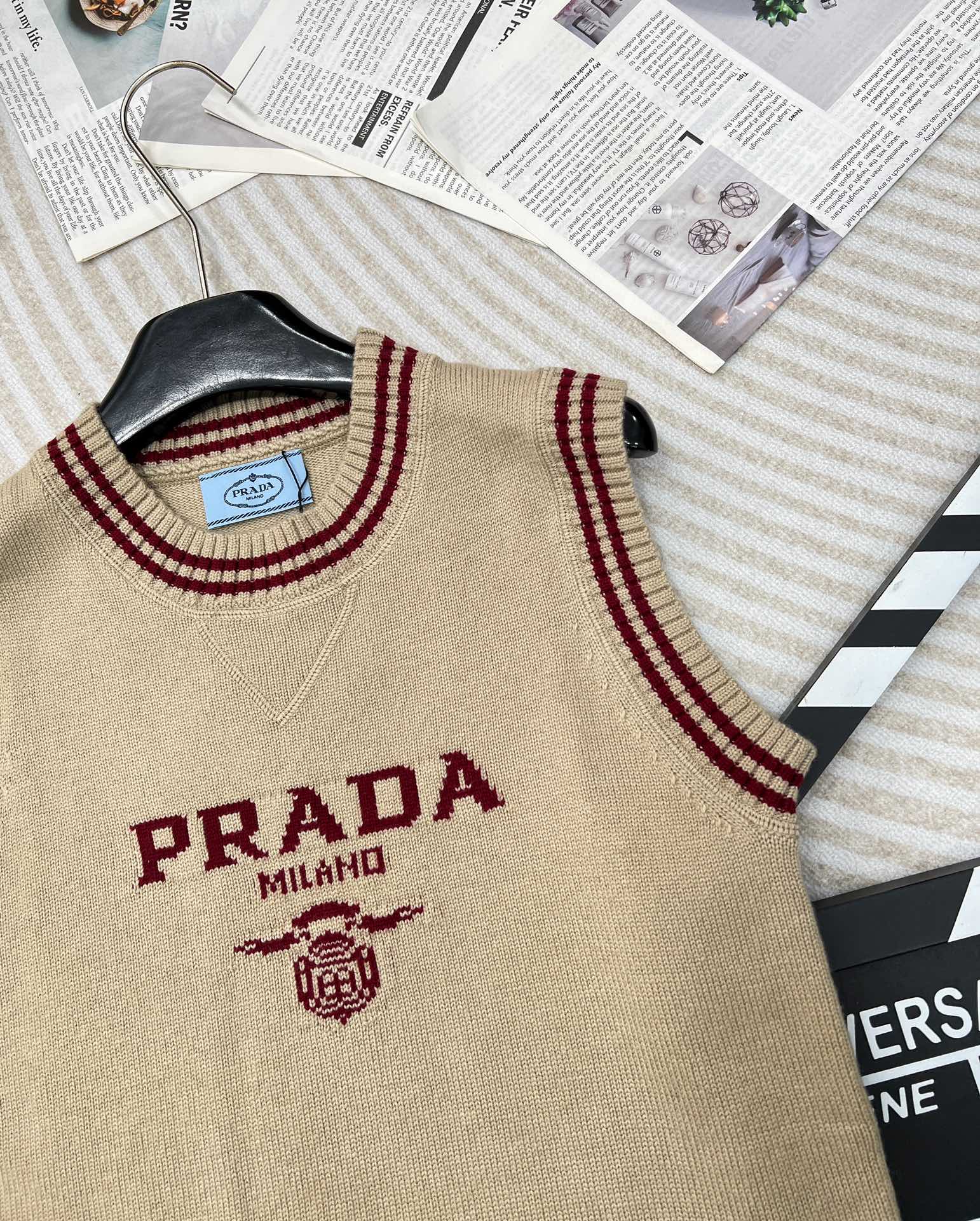 Prada2024SS早秋新款字母提花圆领针织马甲定制YB羊毛针织面料舒适柔软质感十足撞色字母马甲剪裁袖