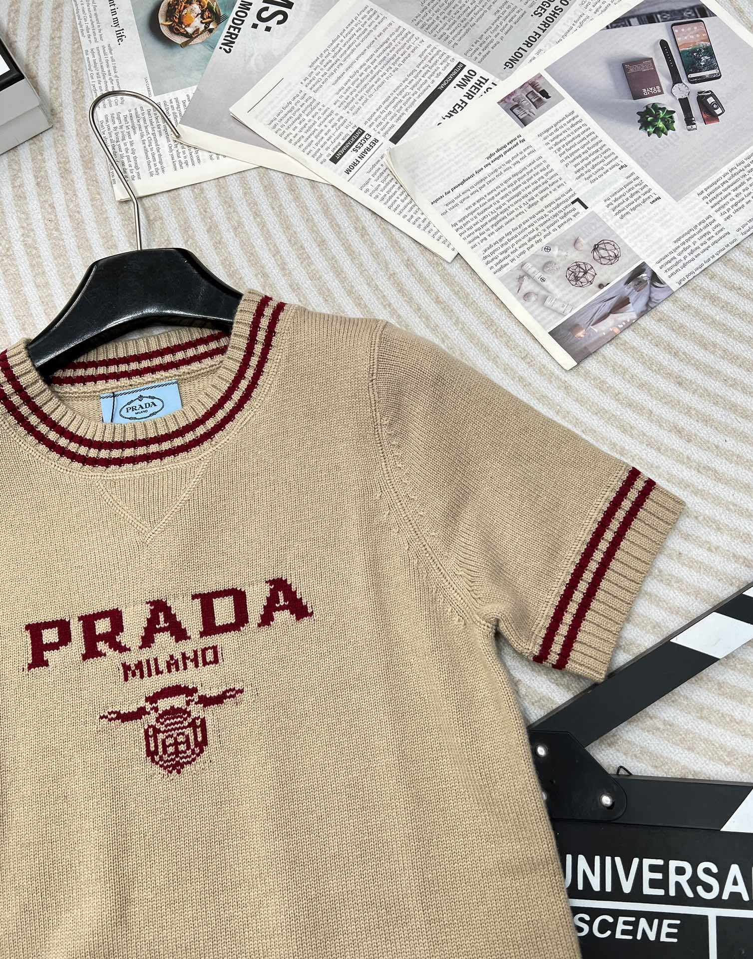 Prada2024SS早秋新款字母提花圆领针织短袖定制YB羊毛针织面料舒适柔软质感十足撞色字母马甲剪裁袖