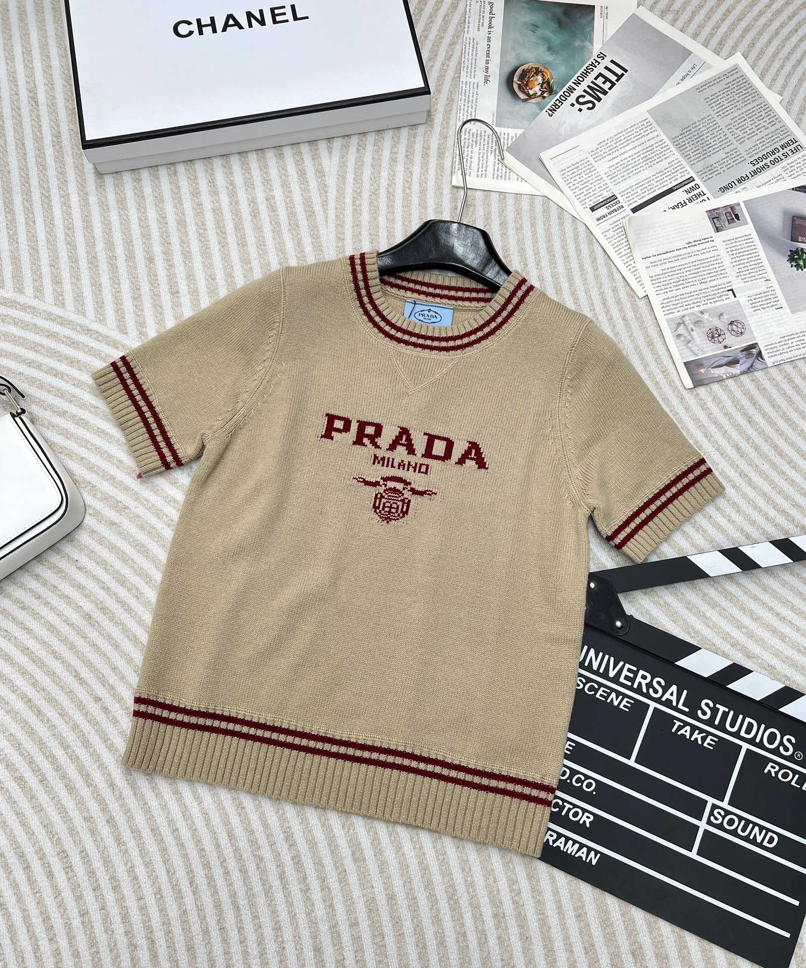 Prada2024SS早秋新款字母提花圆领针织短袖定制YB羊毛针织面料舒适柔软质感十足撞色字母马甲剪裁袖