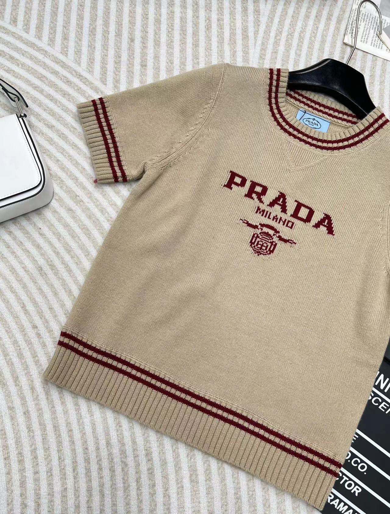 Prada2024SS早秋新款字母提花圆领针织短袖定制YB羊毛针织面料舒适柔软质感十足撞色字母马甲剪裁袖