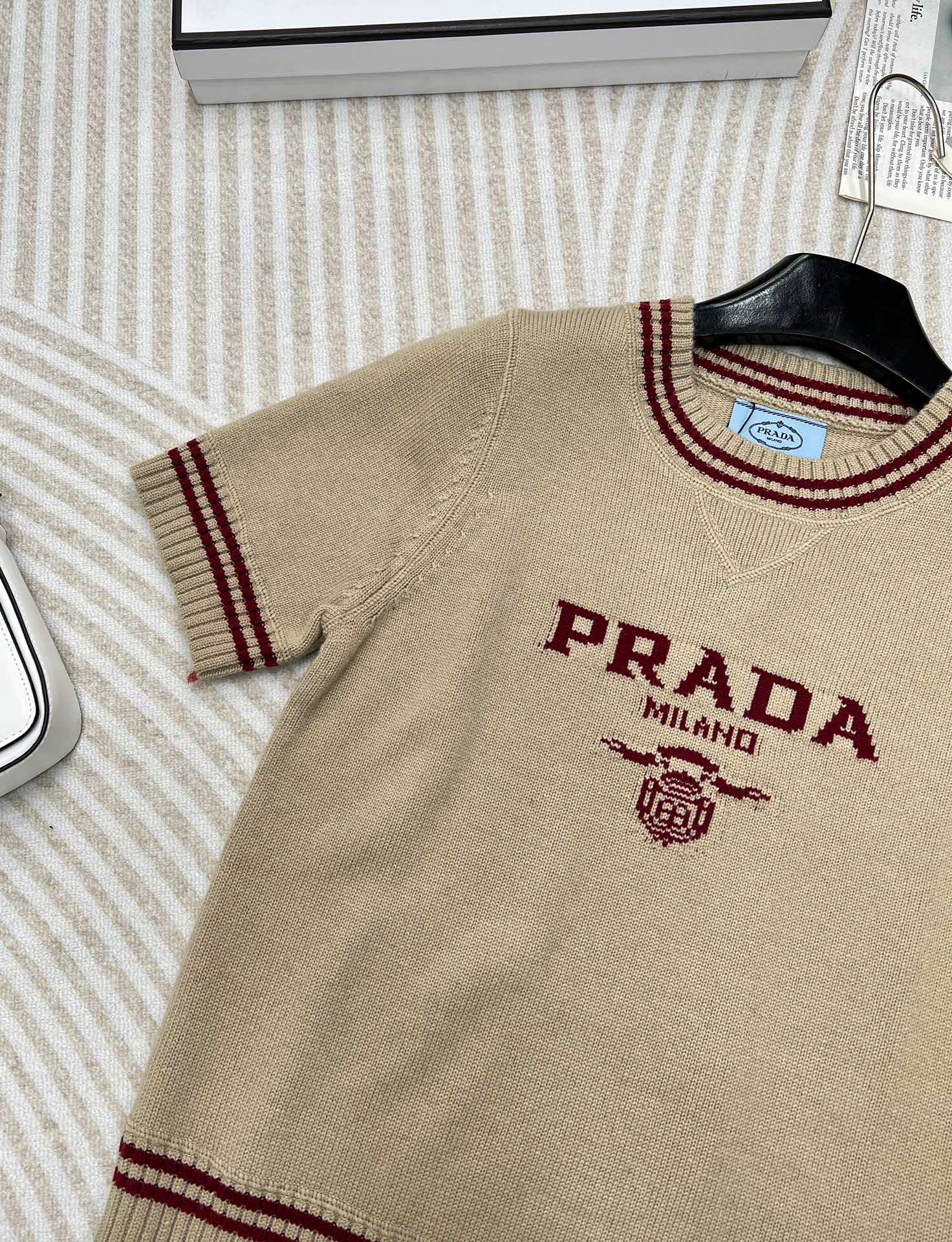 Prada2024SS早秋新款字母提花圆领针织短袖定制YB羊毛针织面料舒适柔软质感十足撞色字母马甲剪裁袖