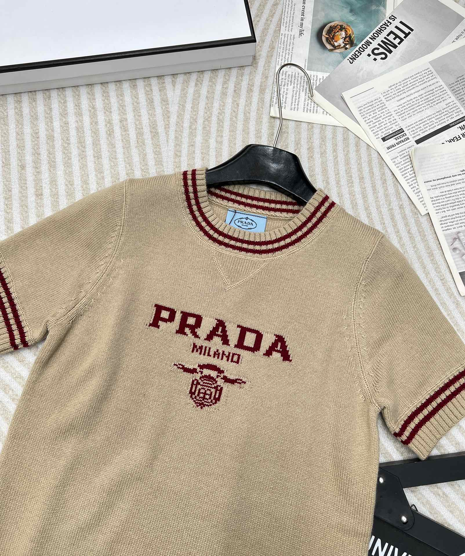 Prada2024SS早秋新款字母提花圆领针织短袖定制YB羊毛针织面料舒适柔软质感十足撞色字母马甲剪裁袖