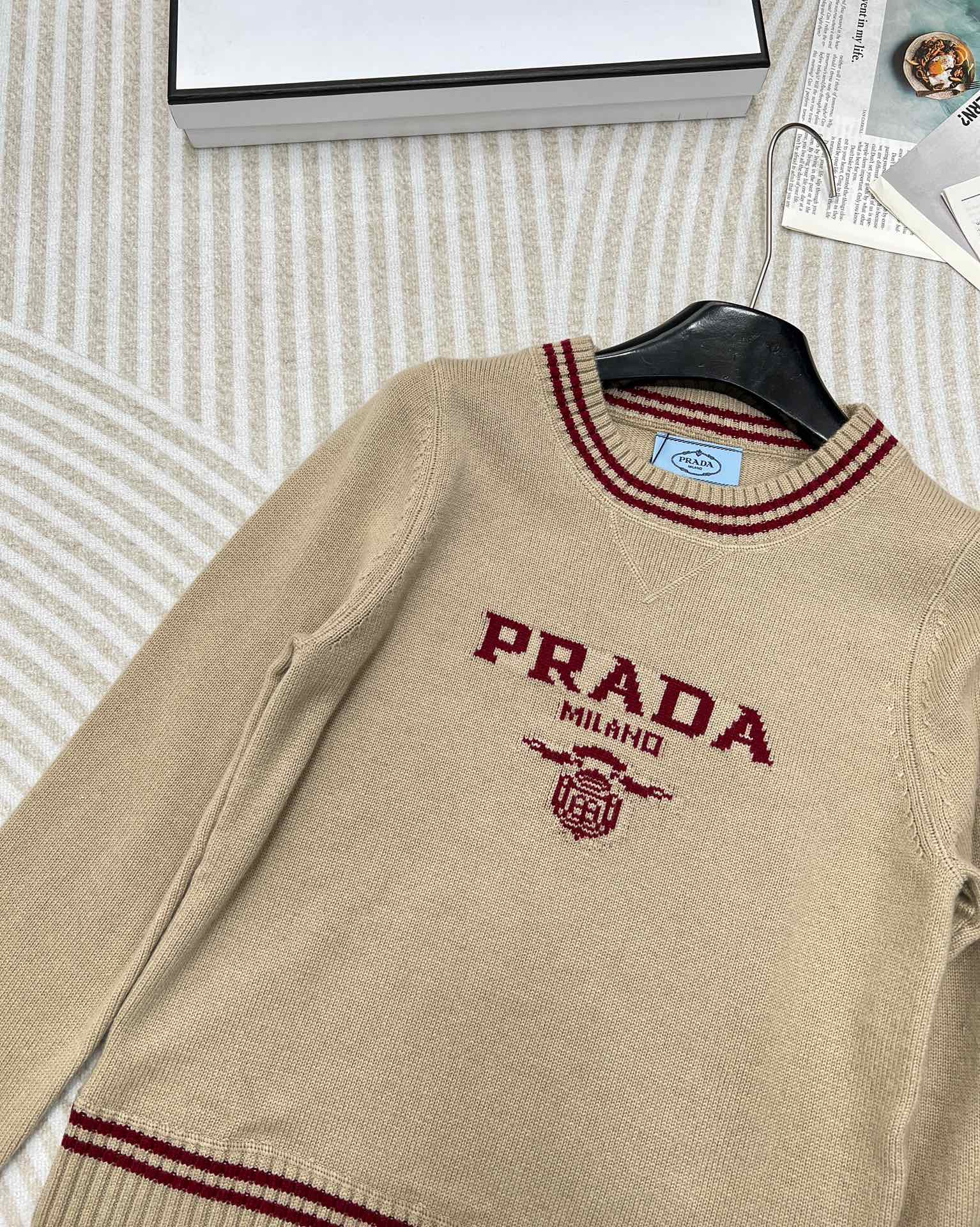 Prada2024SS早秋新款字母提花圆领针织长袖上衣定制YB羊毛针织面料舒适柔软质感十足撞色字母马甲剪