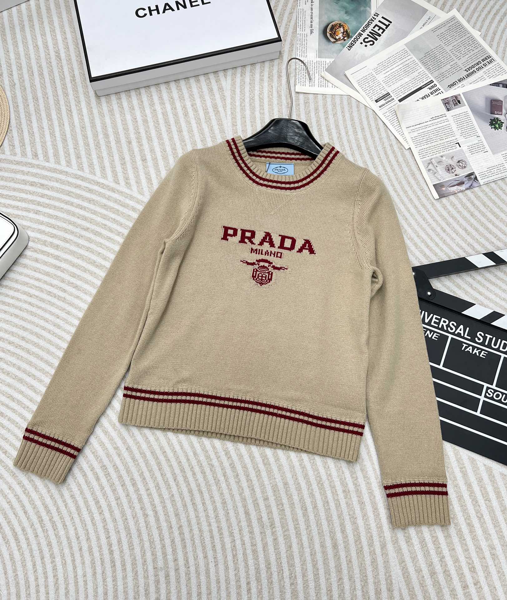 Prada2024SS早秋新款字母提花圆领针织长袖上衣定制YB羊毛针织面料舒适柔软质感十足撞色字母马甲剪