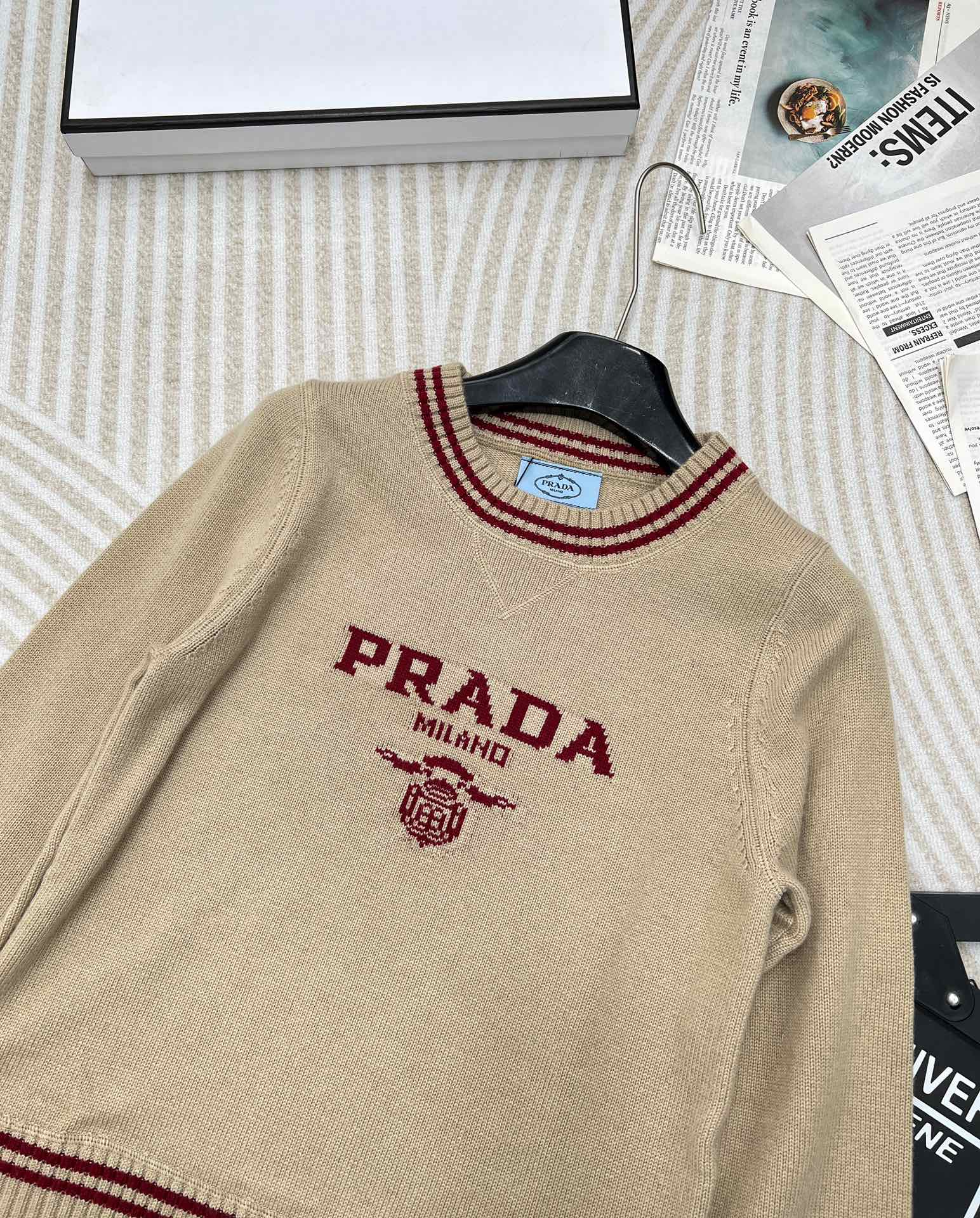 Prada2024SS早秋新款字母提花圆领针织长袖上衣定制YB羊毛针织面料舒适柔软质感十足撞色字母马甲剪