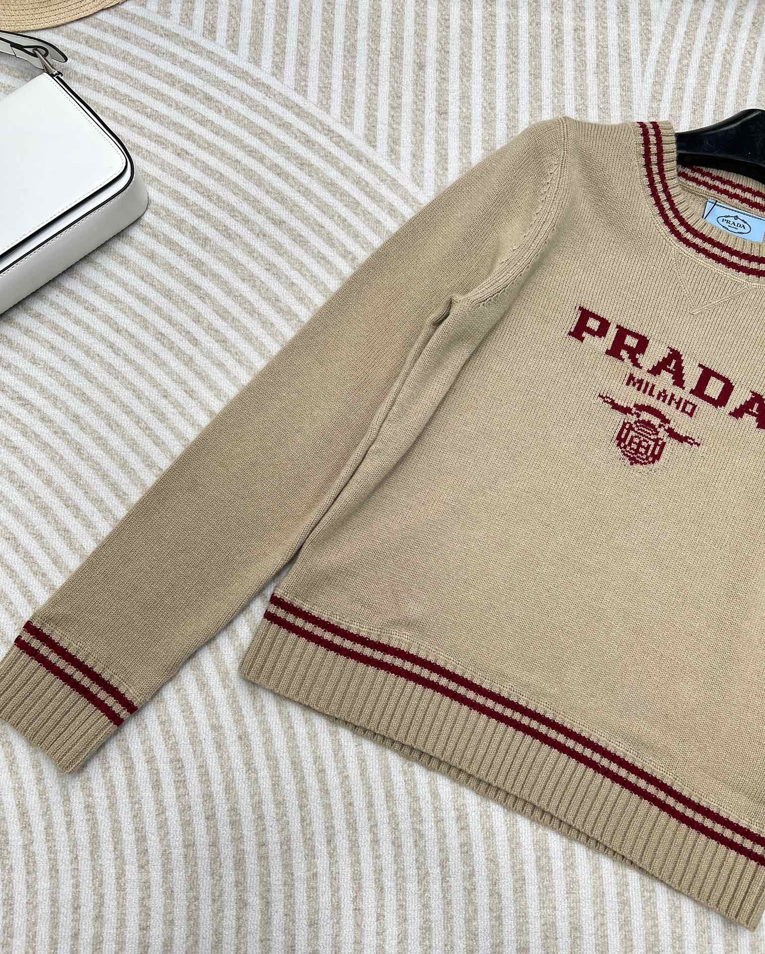 Prada2024SS早秋新款字母提花圆领针织长袖上衣定制YB羊毛针织面料舒适柔软质感十足撞色字母马甲剪