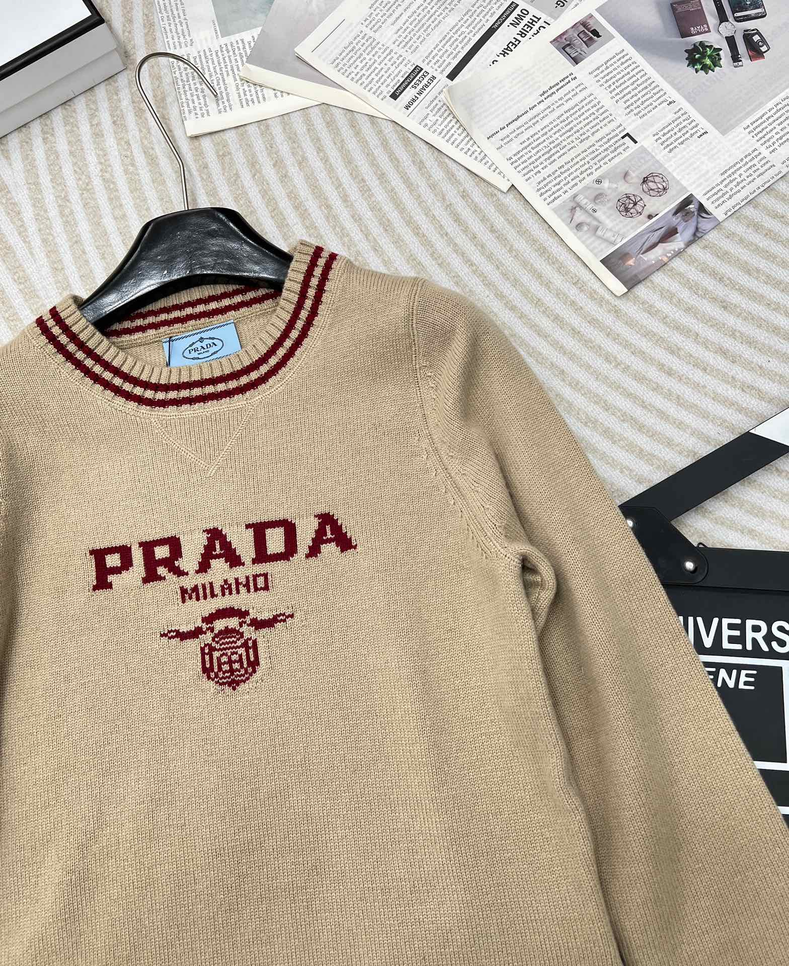 Prada2024SS早秋新款字母提花圆领针织长袖上衣定制YB羊毛针织面料舒适柔软质感十足撞色字母马甲剪