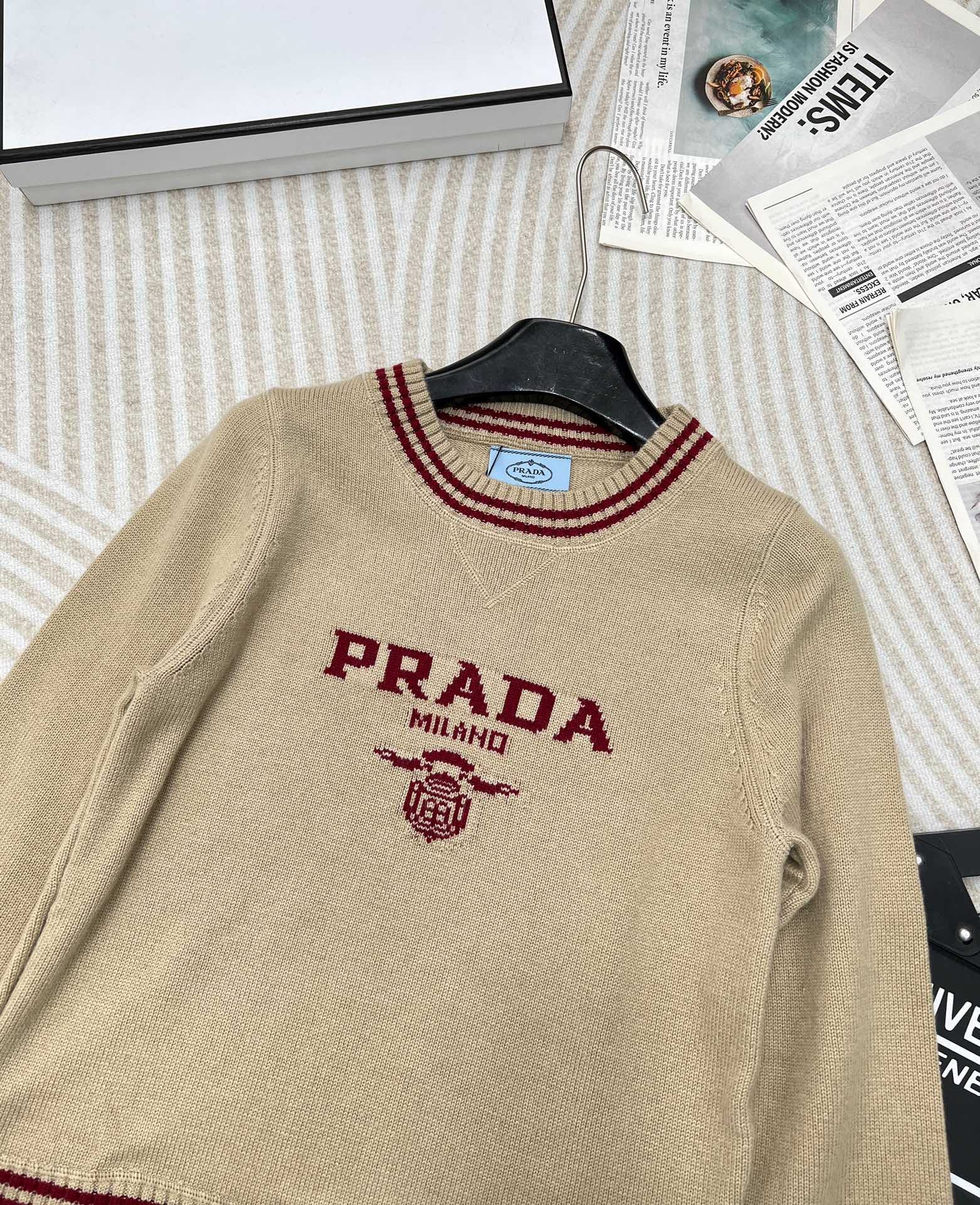 Prada2024SS早秋新款字母提花圆领针织长袖上衣定制YB羊毛针织面料舒适柔软质感十足撞色字母马甲剪