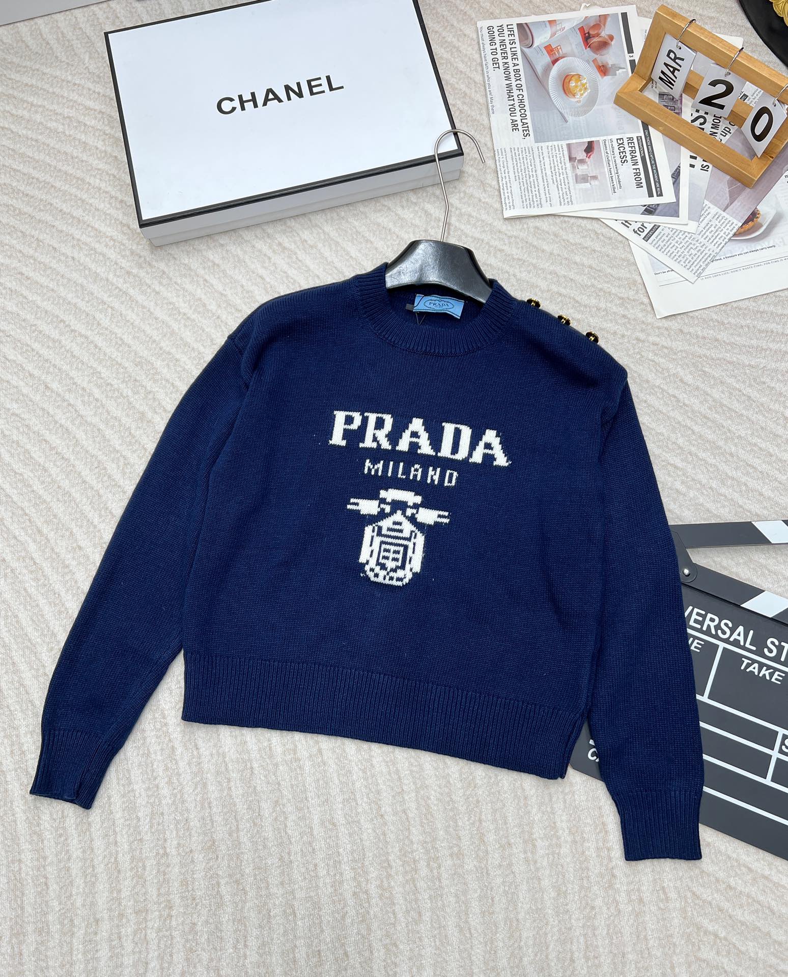 prada24SS秋冬新款毛衣宽松的落肩设计很显瘦休闲随性单肩的logo立体金扣提升了精致度！超级柔软进