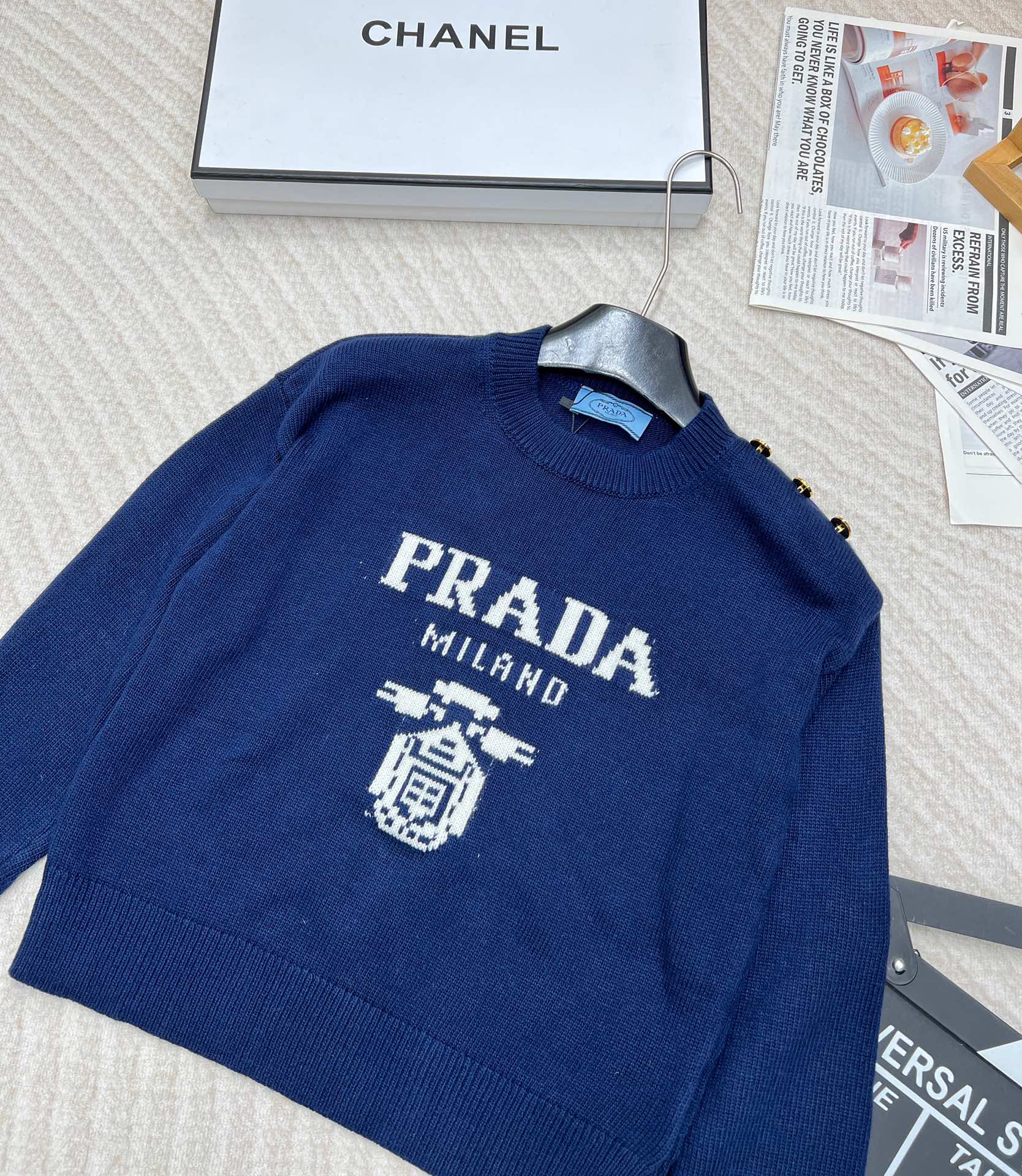 prada24SS秋冬新款毛衣宽松的落肩设计很显瘦休闲随性单肩的logo立体金扣提升了精致度！超级柔软进