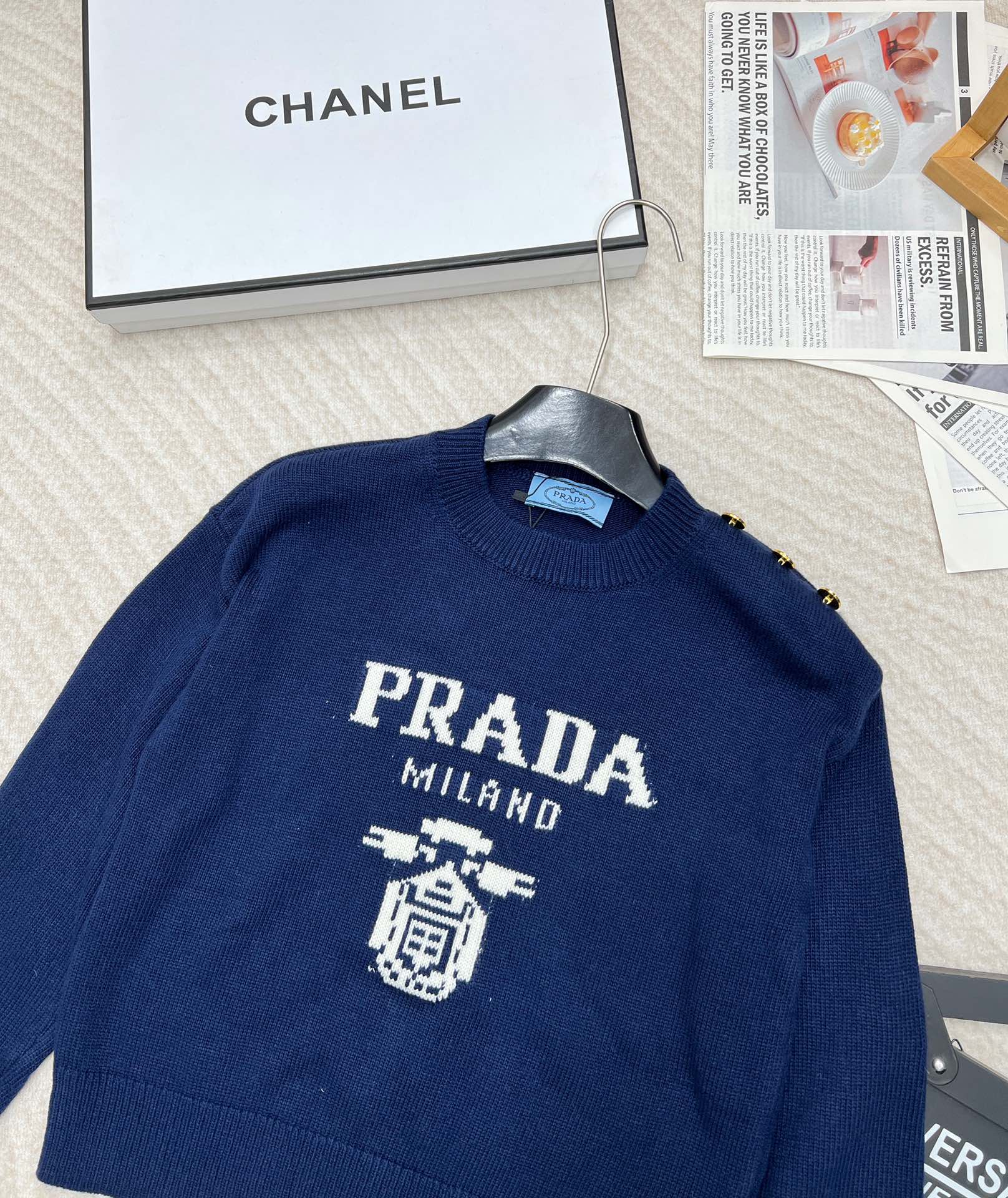 prada24SS秋冬新款毛衣宽松的落肩设计很显瘦休闲随性单肩的logo立体金扣提升了精致度！超级柔软进