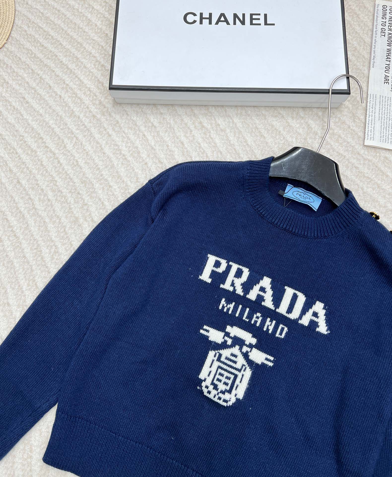 prada24SS秋冬新款毛衣宽松的落肩设计很显瘦休闲随性单肩的logo立体金扣提升了精致度！超级柔软进