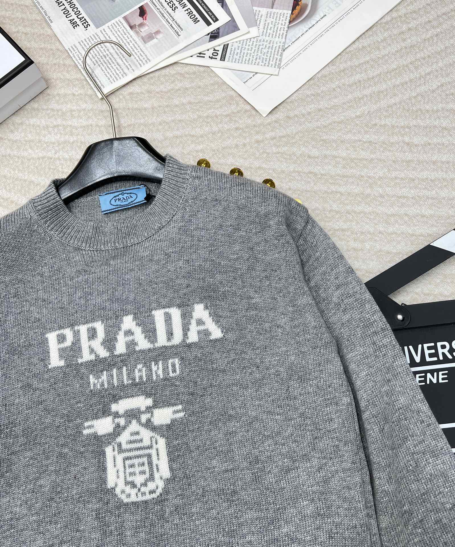 prada24SS秋冬新款毛衣宽松的落肩设计很显瘦休闲随性单肩的logo立体金扣提升了精致度！超级柔软进