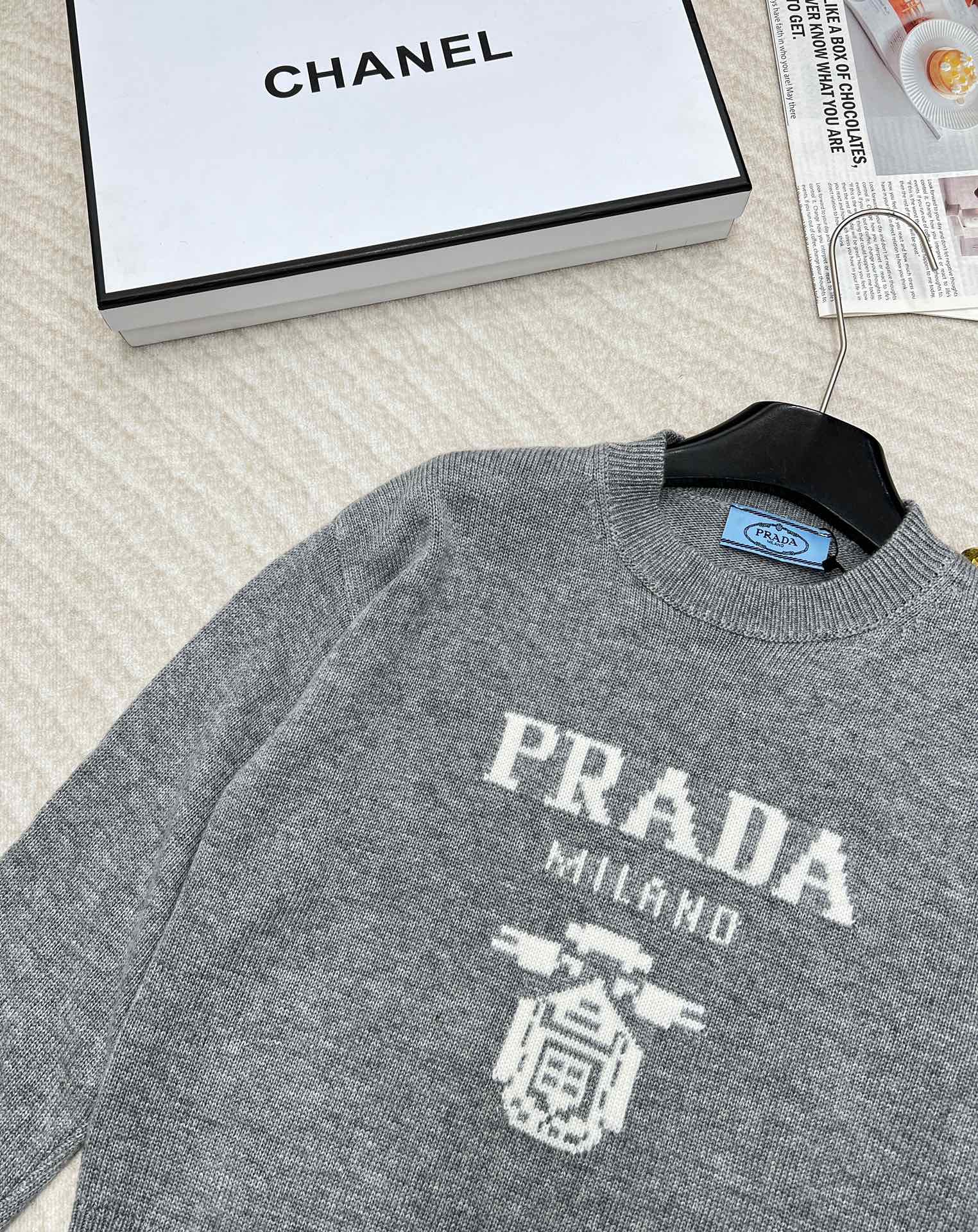 prada24SS秋冬新款毛衣宽松的落肩设计很显瘦休闲随性单肩的logo立体金扣提升了精致度！超级柔软进