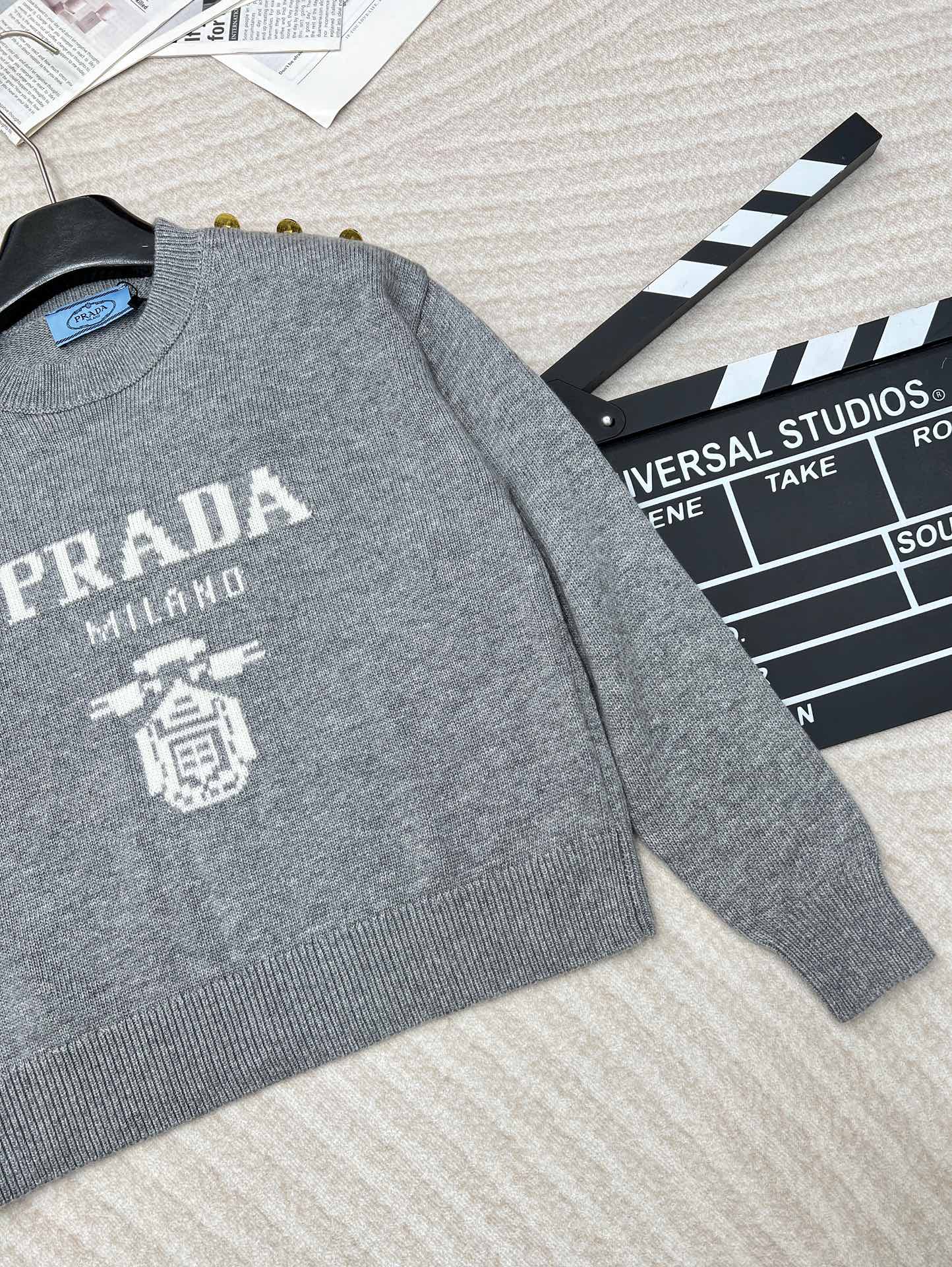 prada24SS秋冬新款毛衣宽松的落肩设计很显瘦休闲随性单肩的logo立体金扣提升了精致度！超级柔软进