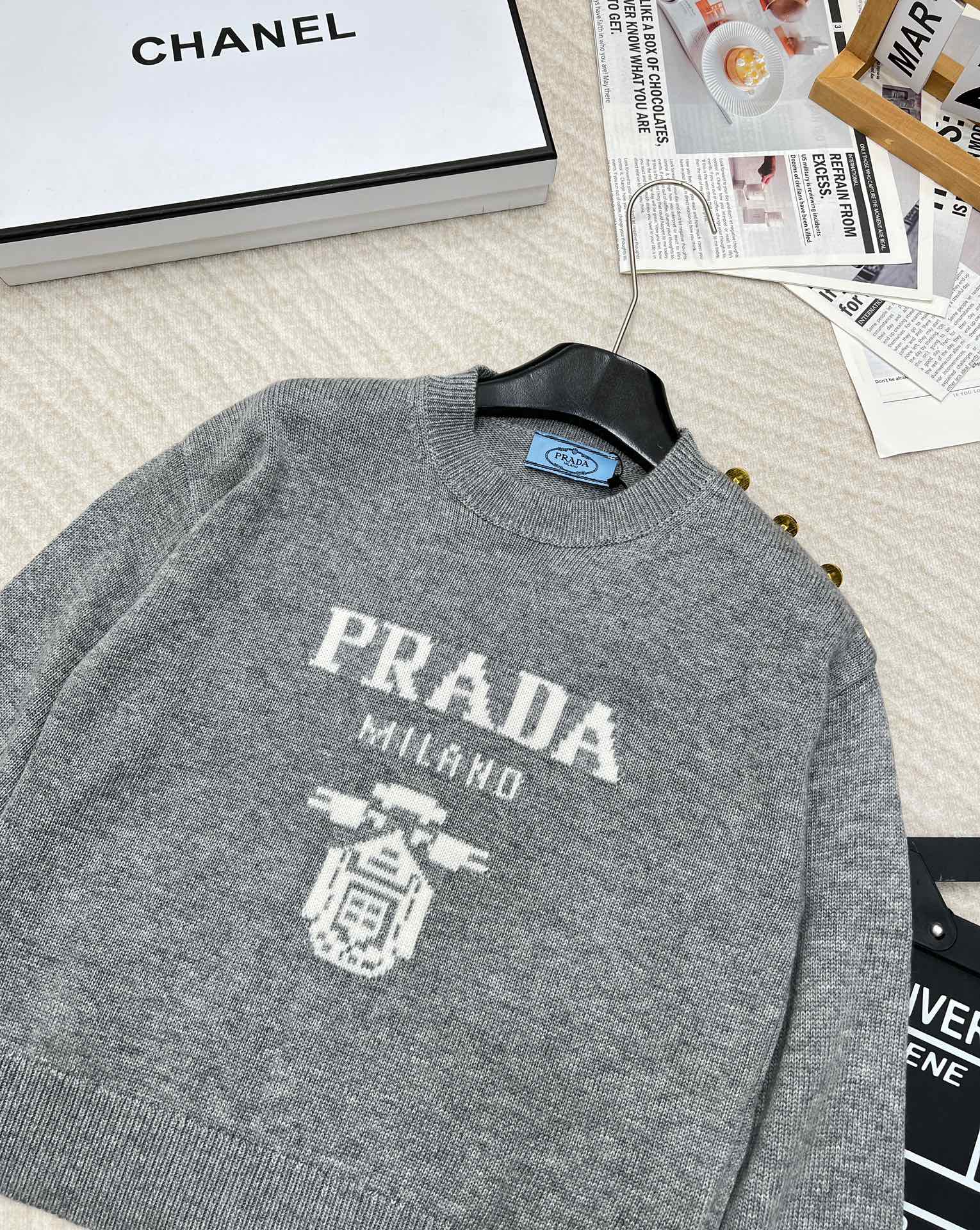 prada24SS秋冬新款毛衣宽松的落肩设计很显瘦休闲随性单肩的logo立体金扣提升了精致度！超级柔软进