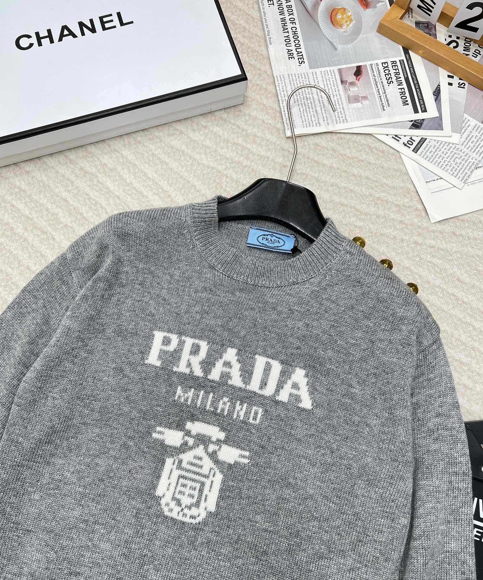 prada24SS秋冬新款毛衣宽松的落肩设计很显瘦休闲随性单肩的logo立体金扣提升了精致度！超级柔软进