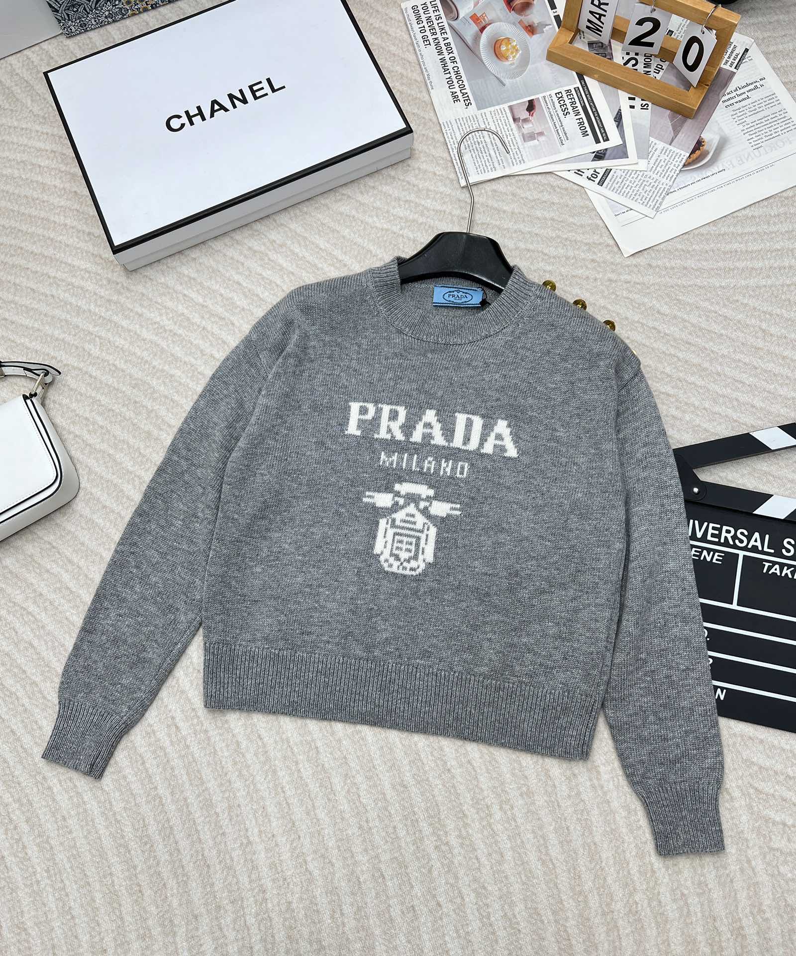 prada24SS秋冬新款毛衣宽松的落肩设计很显瘦休闲随性单肩的logo立体金扣提升了精致度！超级柔软进