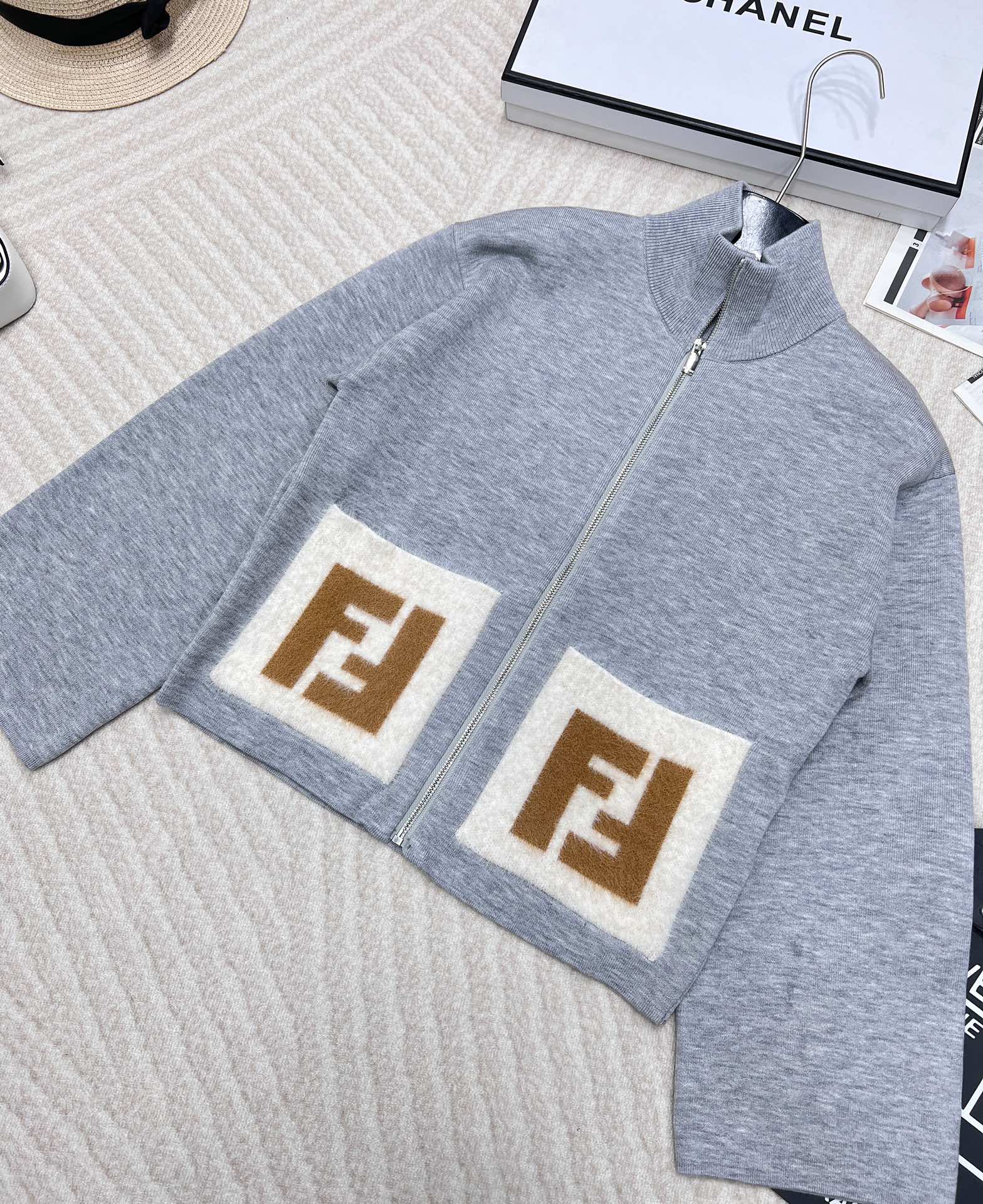 🆕FENDI秋冬最新系列!双F口袋拉链开衫外套!双F字母绒毛口袋打造独特的反差感，简约又时髦，经典版型不