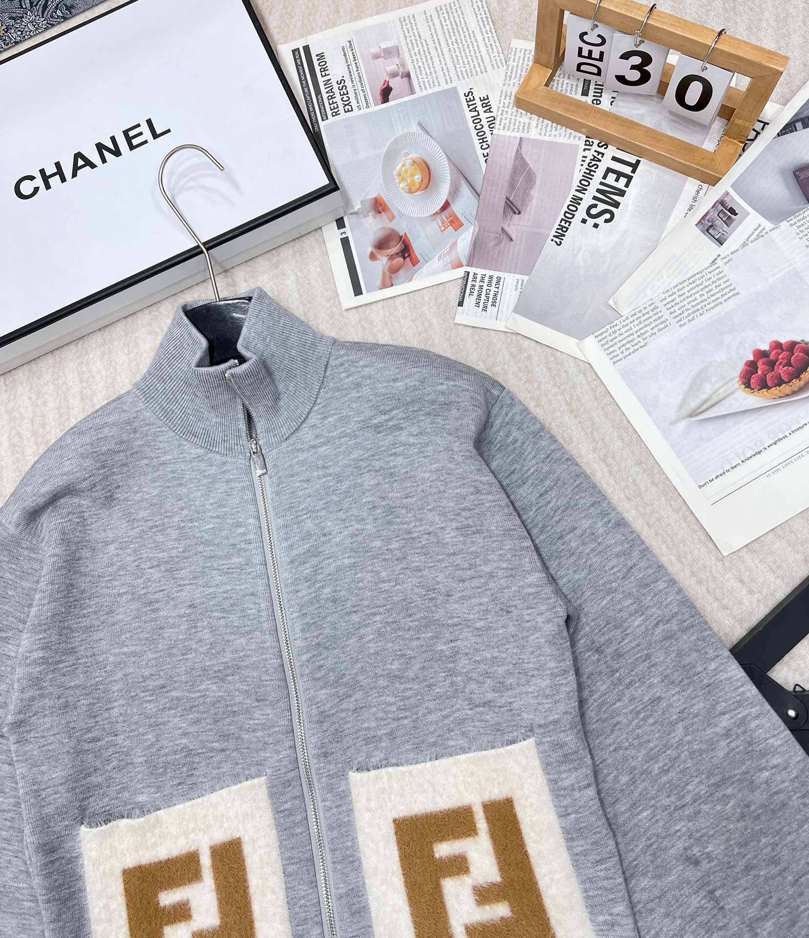 🆕FENDI秋冬最新系列!双F口袋拉链开衫外套!双F字母绒毛口袋打造独特的反差感，简约又时髦，经典版型不