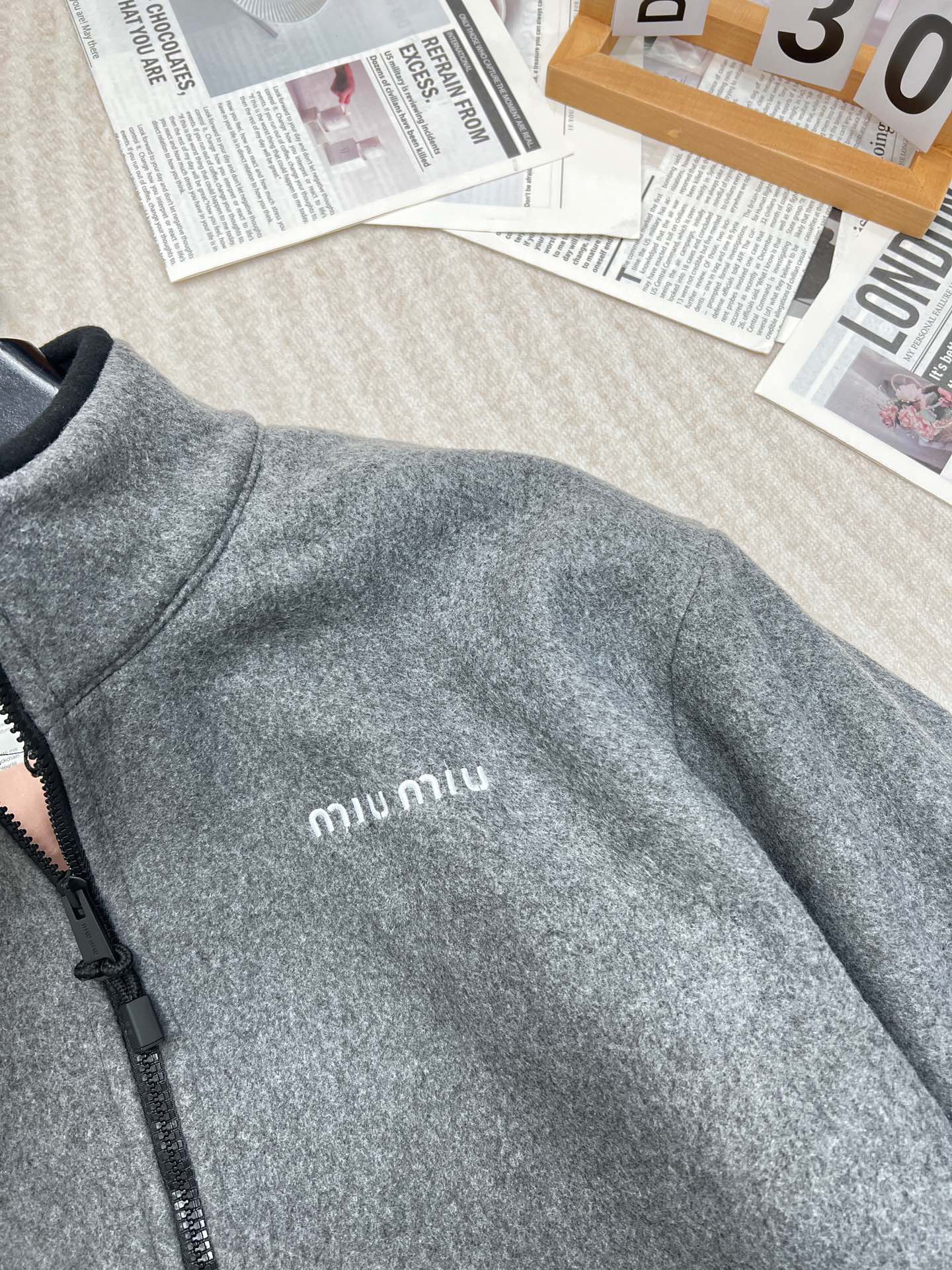 Miumi*24Fw早秋新款徽标刺绣小logo灰色摇粒绒立领夹克外套丨高版出品！胸口饰有撞色品牌英文徽标