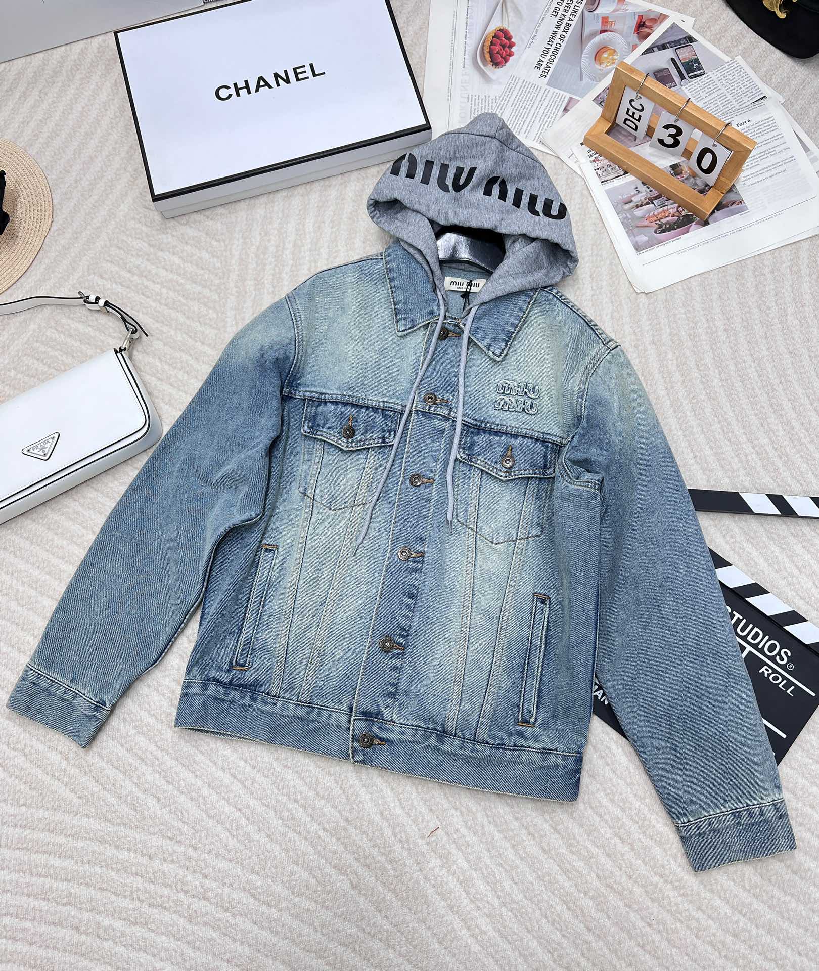 NO:294165,Miumi24Ss autumn and winter new printed hooded letter denim jacket, the whole suit uses fixed woven heavy denim fabric independent hardware open mold ready-made garment heavy industry washing hooded letter design is very classic, with patches on the chest embroidered miu letters, customized leather cards, washing jean fabric is made of multiple processes to create a full sense of luxury, classic and durable! The casual and loose style is lazy and casual invincible to make it look slim and the same style for men and women, size sml, miumiu, jackets & coats, hats, alexander wang19860909miumii24Ss秋冬新品印花连帽字母牛仔外套,全衣采用定织重磅牛仔面料独立五金开模成衣重工水洗连帽字母设计非常经典,胸前贴布绣miu字母,定制皮牌,采用水洗牛仔面料经过多重工艺打造满满的高级感尽显奢华经典耐穿!休闲宽松版型慵懒随意无敌显瘦男女同款, 尺码sml,,miumiu,jackets & coats,hats,alexander wang,Women's clothing