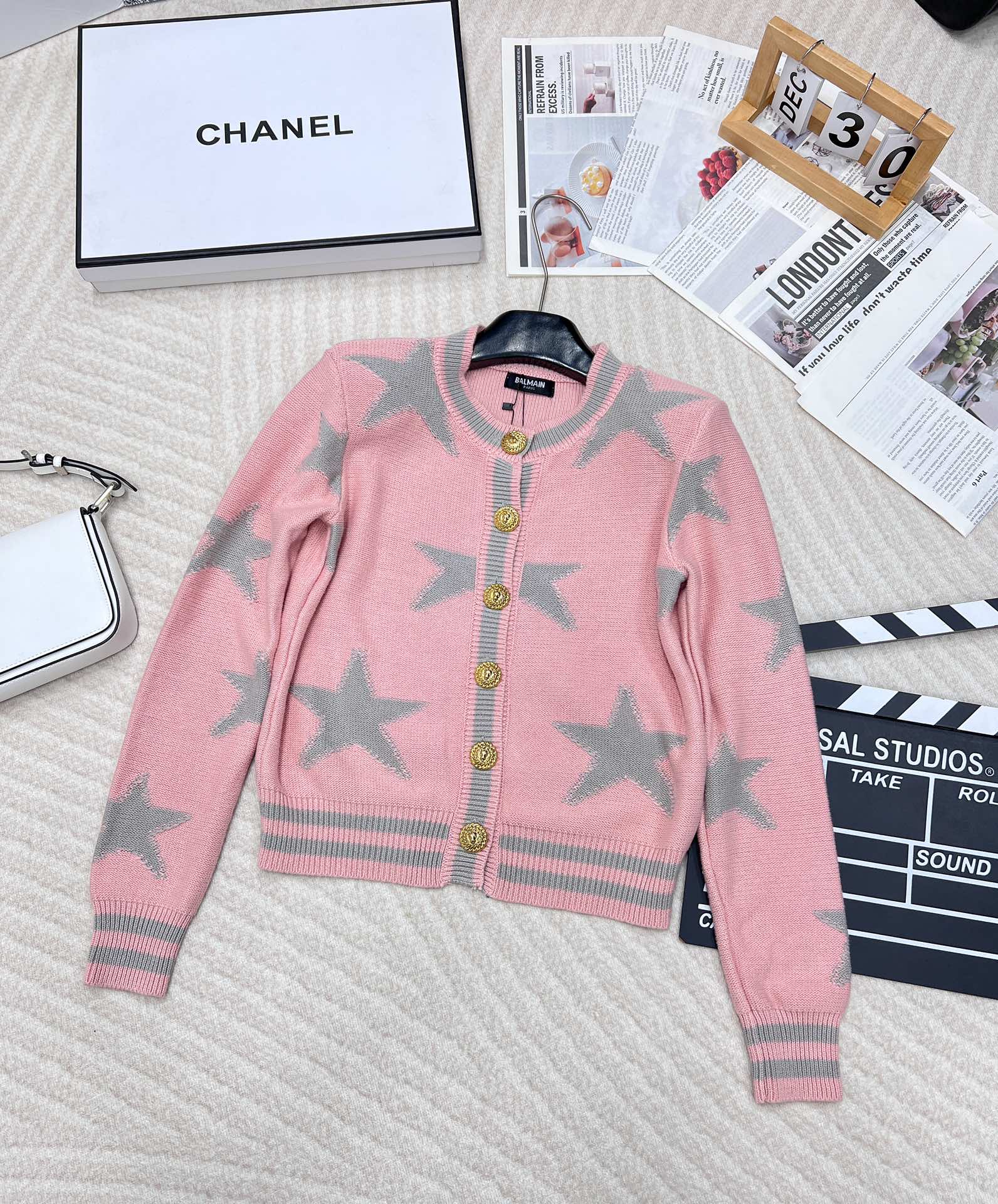 NO:294188,balmain24SS round neck shoulder pad heavy industry gold buckle knitted cardigan. The goods are so cruel that they don’t talk much!  Many friends who mentioned Balmain are a little unfamiliar with it, but it is well-known in the stars and French royal circles. The most famous one is clothing!  !  24 latest gold button round neck five-pointed star embroidered knitted cardigan. It is a visual feast when worn!  It shows off your figure so much. It turns into a goddess of temperament in minutes!! Two colors black. Pink spot is shipped in seconds~ Size sml, balmain, balmain, alexander wang19860909balmain24SS圆领垫肩重工金扣针织开衫. 货狠话不多！提到巴尔曼很多小伙伴都有些陌生 但它在明星和法国皇室圈内可是闻名遐迩 最为著名的就是服装！！24最新款金扣圆领五角星刺绣针织开衫 穿上它简直是视觉的盛宴！太显身材了 分分钟化身气质女神!!两色黑色 .粉色现货秒发～ 尺码sml,,balmain,balmain,alexander wang,Women's clothing