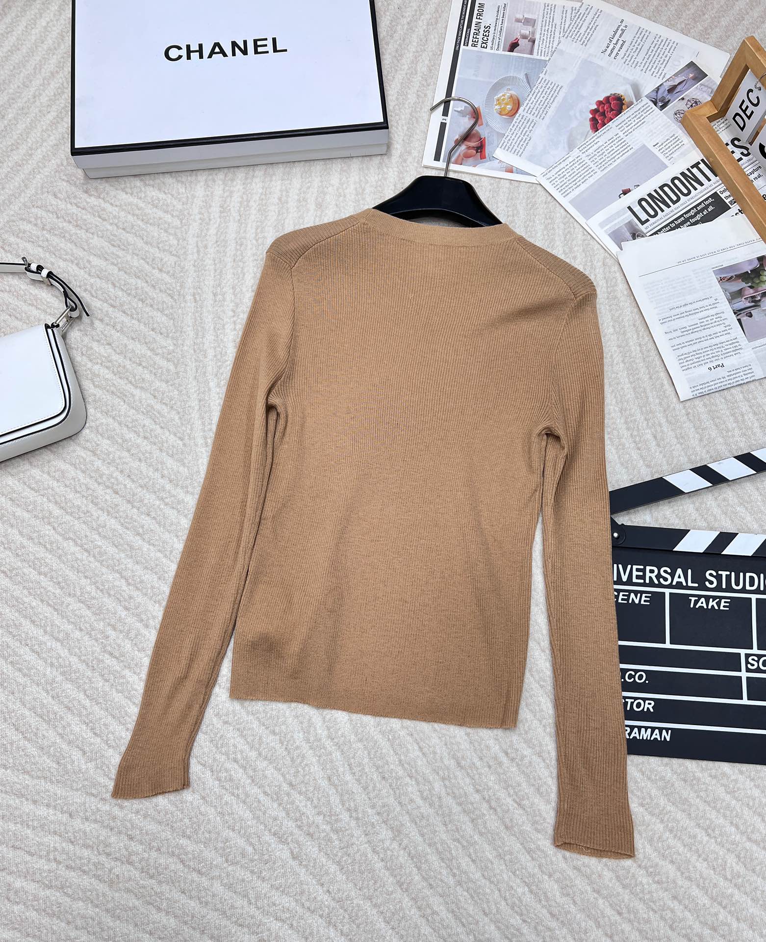 🆕 PRADA 胸口经典logo嵌花短款长袖针织衫，这款修身版型针织长袖源自经典罗纹针织系列 简洁修身版