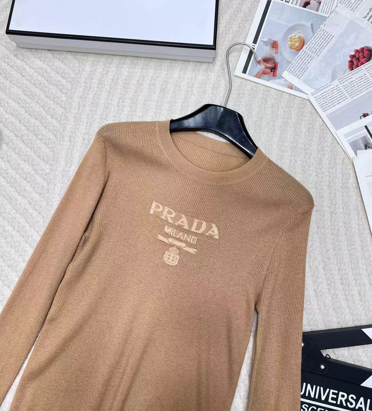 🆕 PRADA 胸口经典logo嵌花短款长袖针织衫，这款修身版型针织长袖源自经典罗纹针织系列 简洁修身版